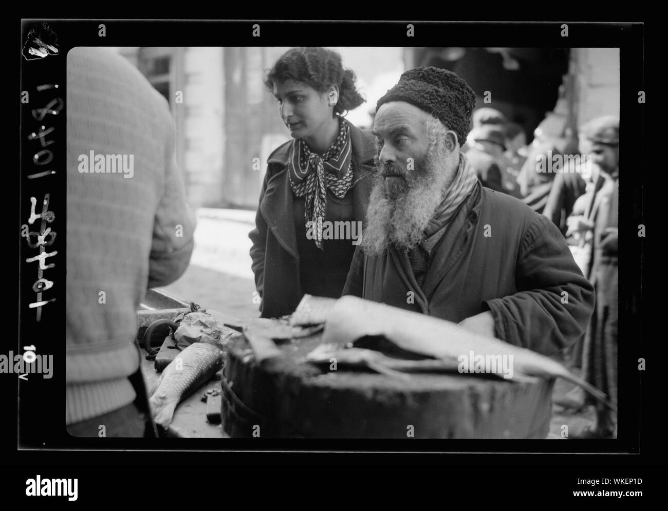 Types de juifs. L'étal d'un poissonnier juif et clients Banque D'Images