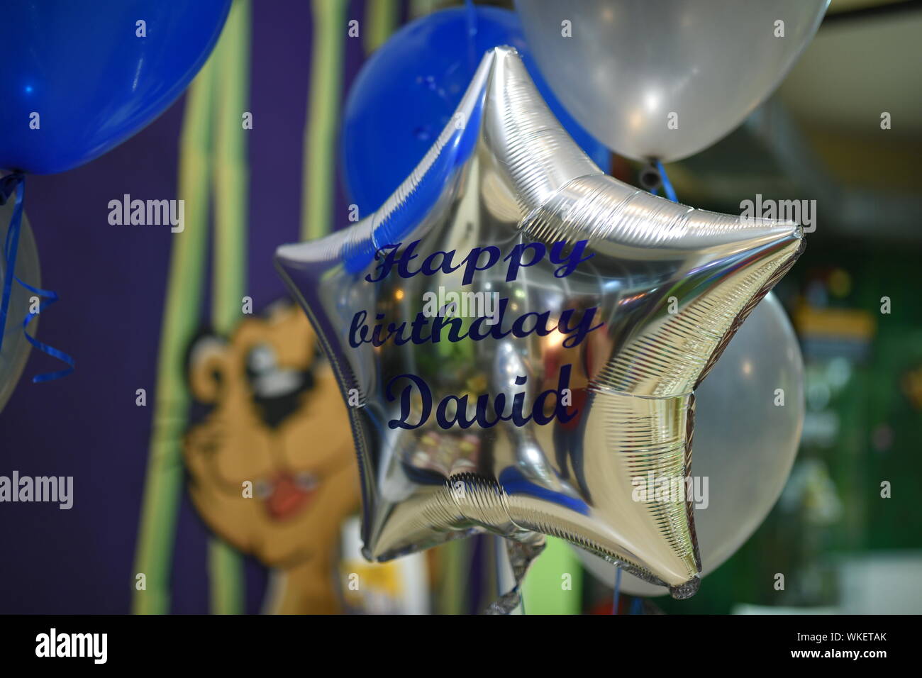 Joyeux Anniversaire David Anniversaire Ballon D Argent Avec L Helium En Restaurant Photo Stock Alamy Joyeux Anniversaire David Anniversaire Ballon D Argent Avec L Helium En Restaurant Photo Stock Alamy