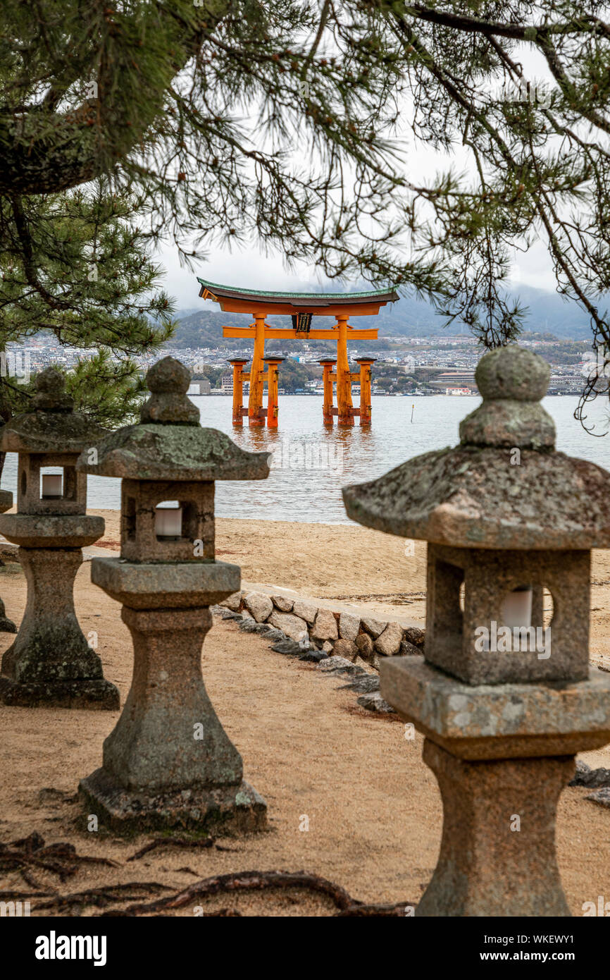 Grand Torii Orange, ou l'île de Miyajima Itsukushima, Hroshima, au Japon. Banque D'Images