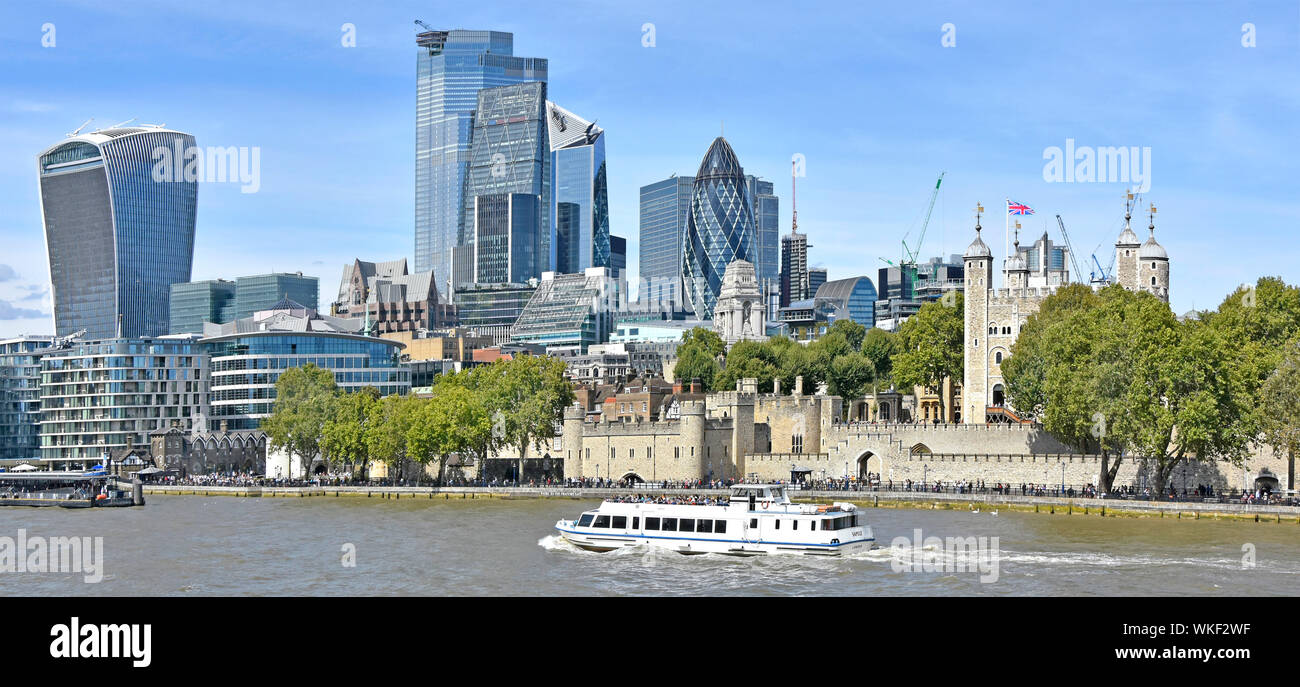 Bateaux & Tamise à tour de Londres vues de paysage urbain de bâtiments gratte-ciel skyline 2019 dans city square mile Business district UK Banque D'Images