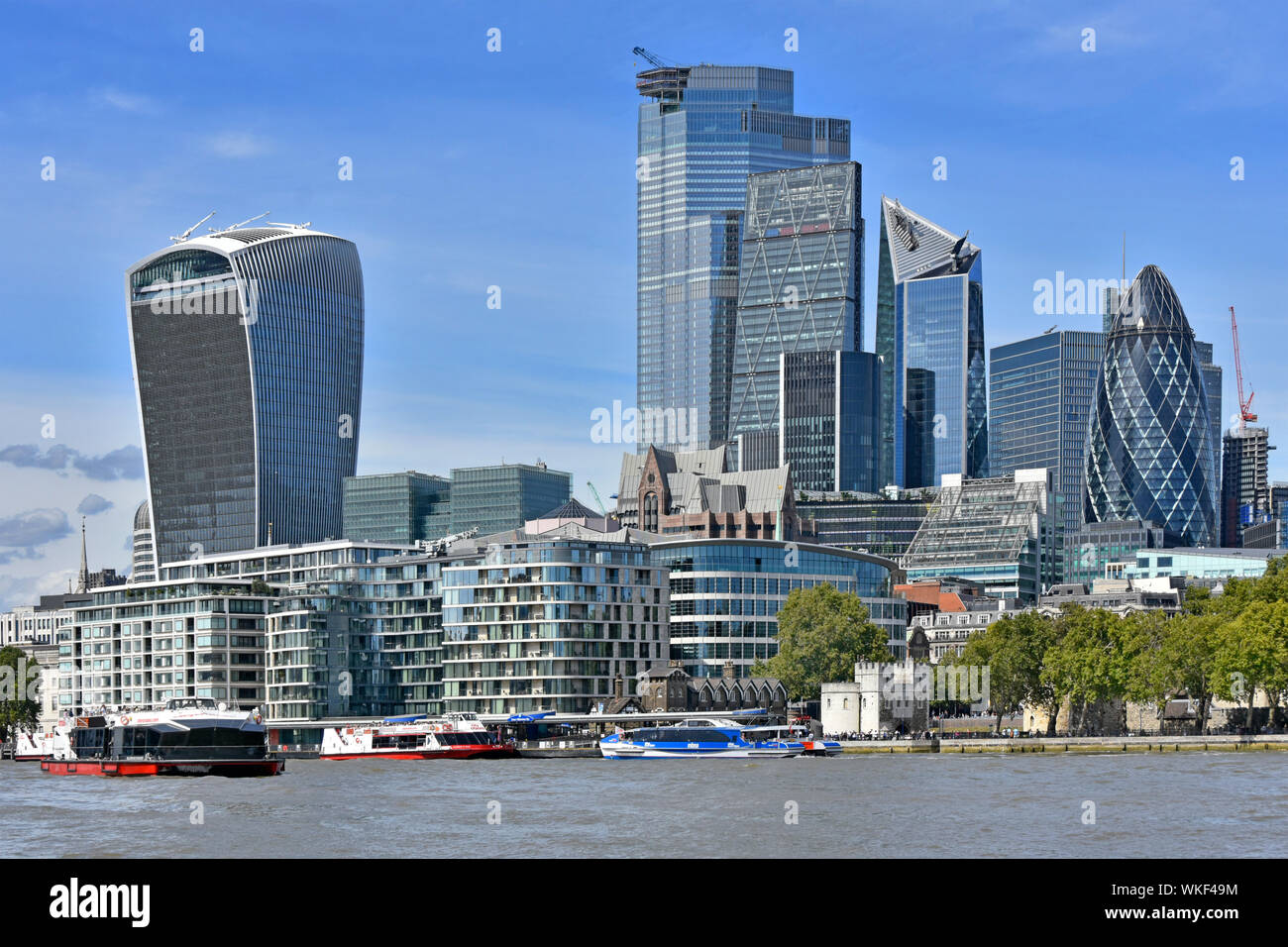 Ville de Londres rues bâtiment gratte-ciel d'avancement de la construction 2019 à city square mile financial district Tamise & tour voile Tower Pier UK Banque D'Images