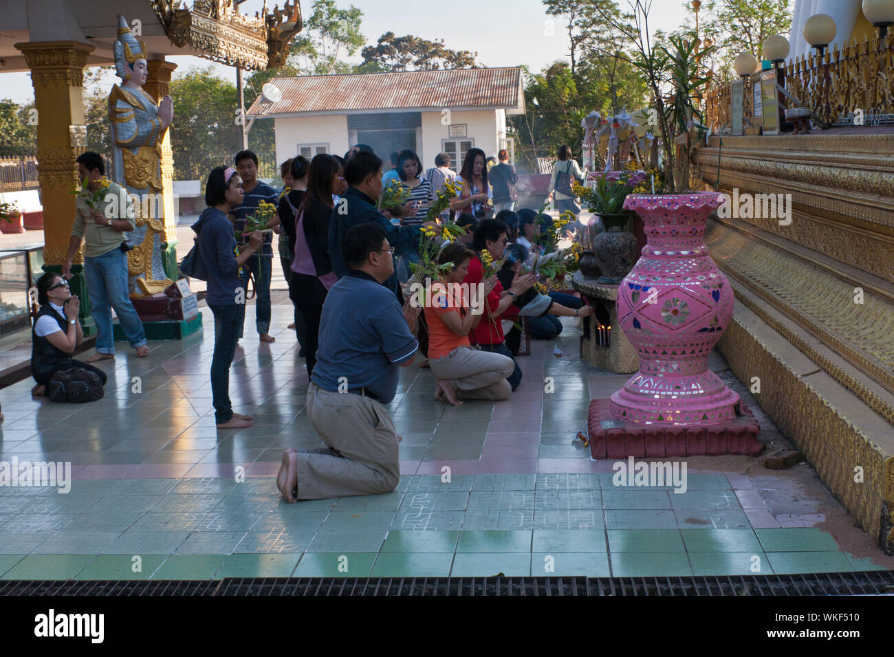 Les gens priaient à la Pagode Kyaik Pun, Myanmar Banque D'Images