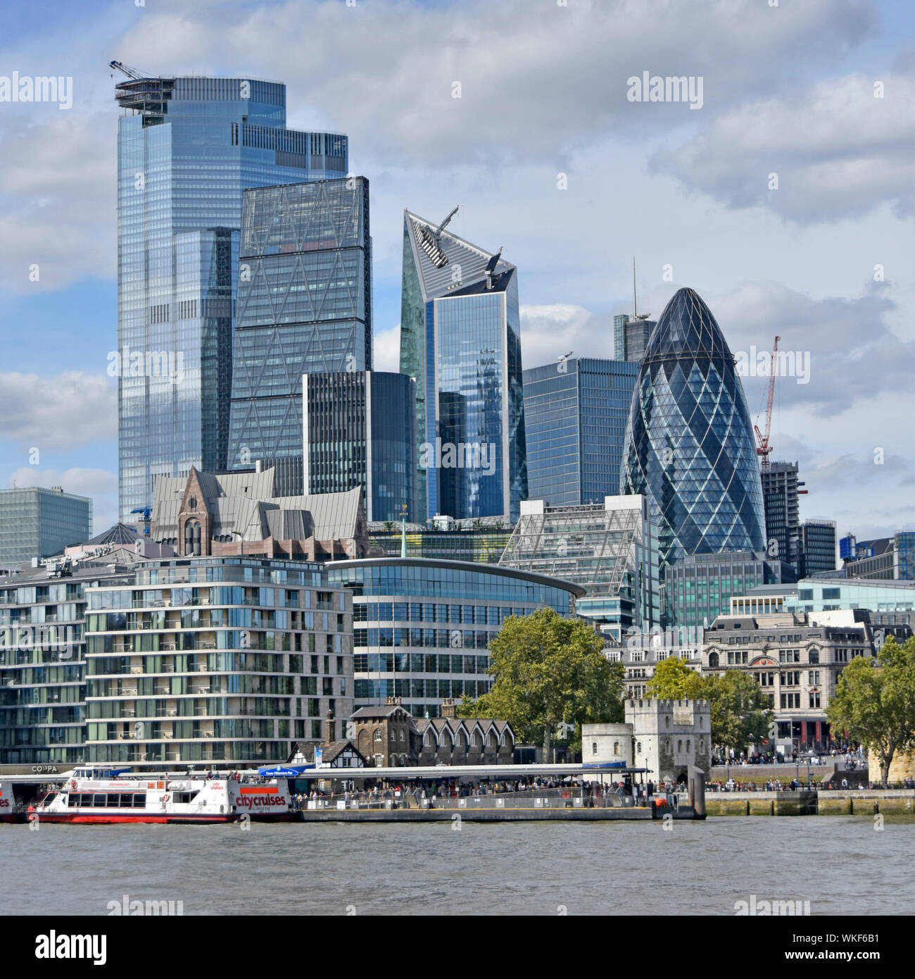 Londres ville paysage urbain bâtiment gratte-ciel d'avancement de la construction en 2019 square mile financial district Tamise & tour voile Tower Pier UK Banque D'Images
