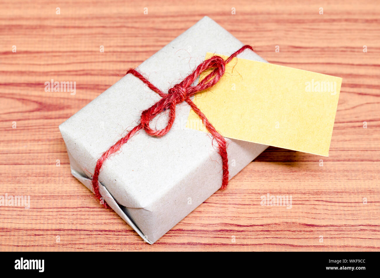 Brown boîte cadeau et carte sur fond de bois Banque D'Images