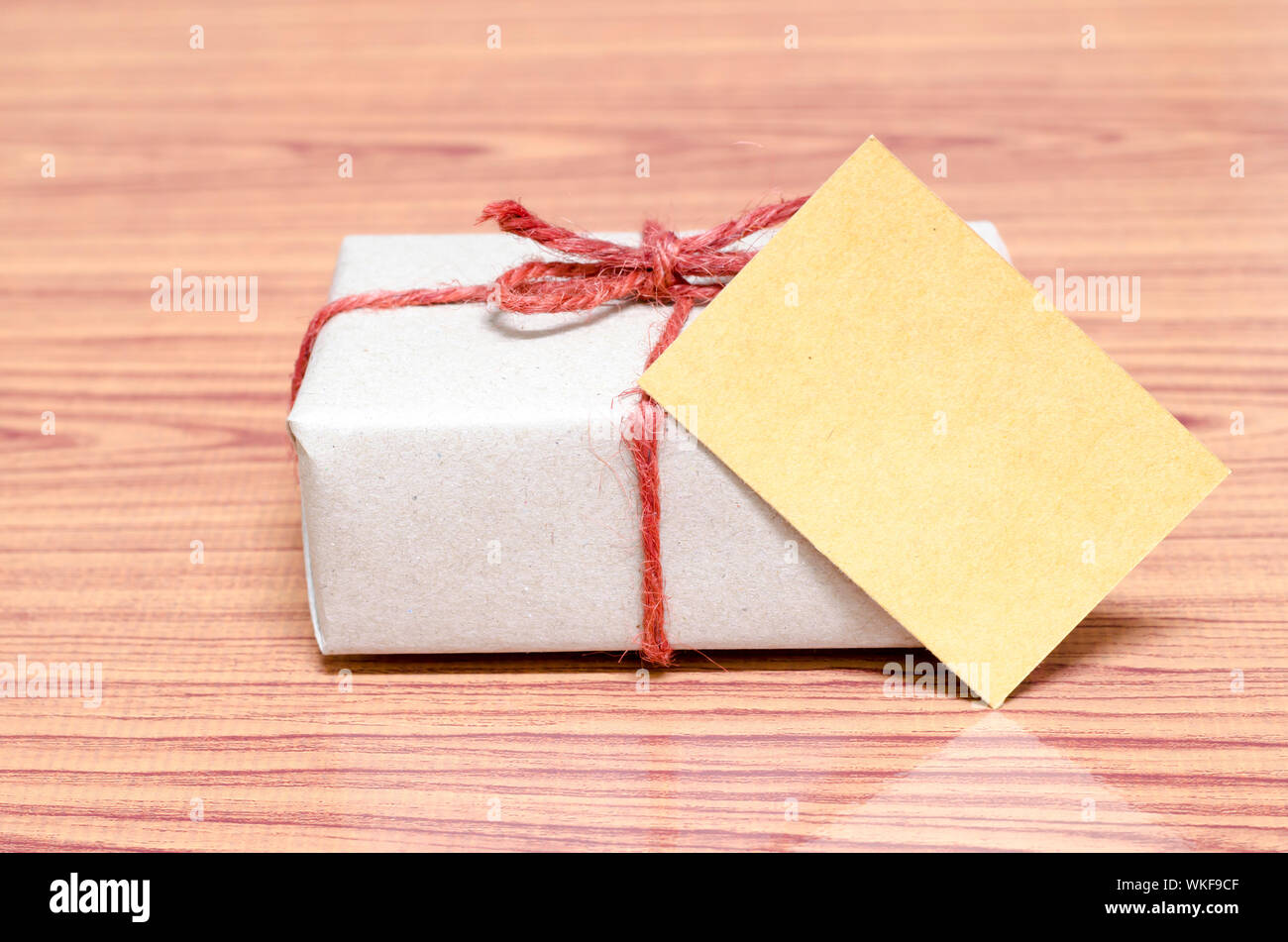 Brown boîte cadeau et carte sur fond de bois Banque D'Images