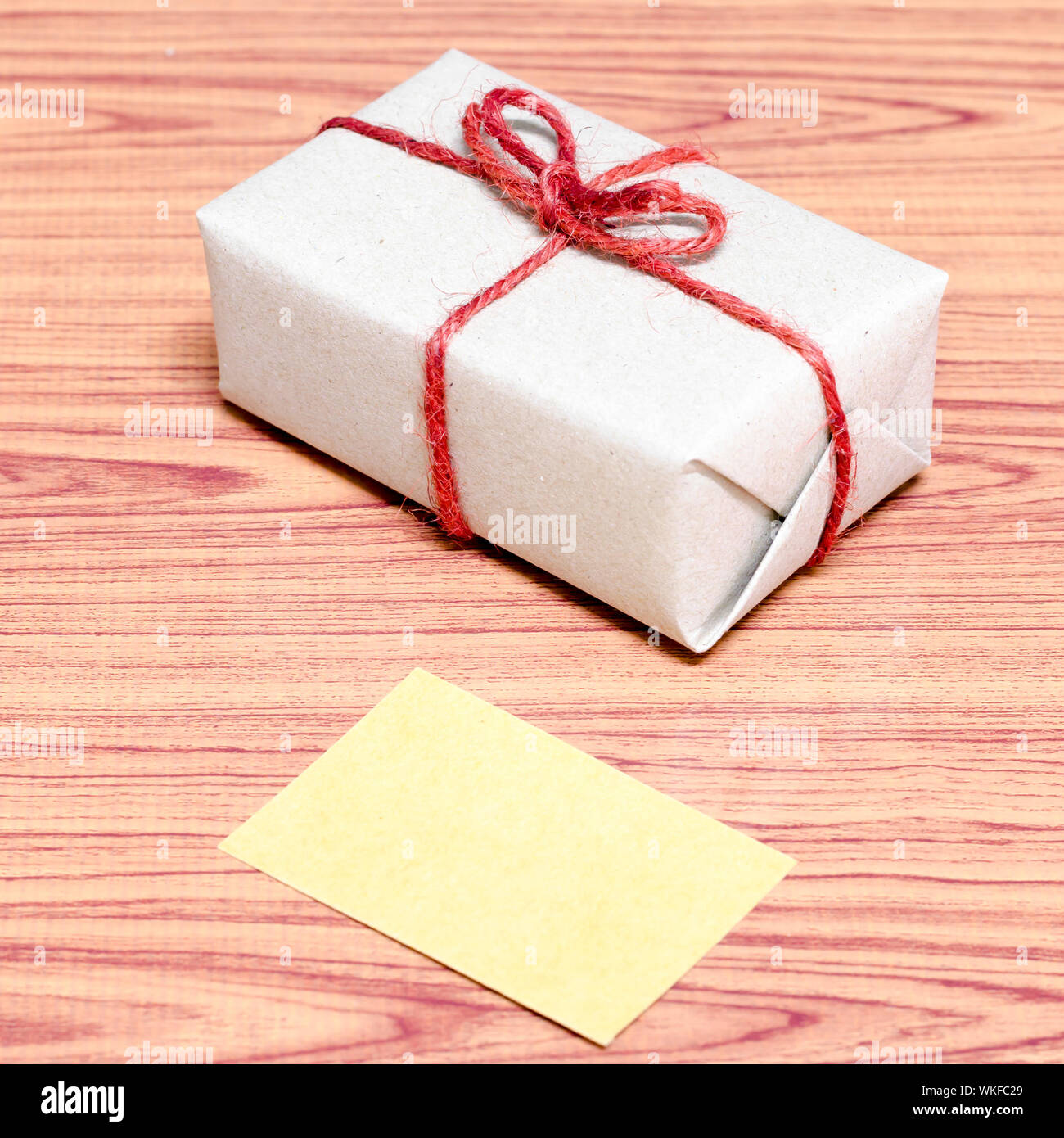 Brown boîte cadeau et carte sur fond de bois Banque D'Images