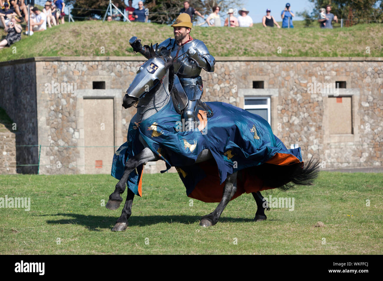 Un chevalier en armure à cheval est accueilli sur le terrain de joute, pendant 'la bataille pour le bon" au château de Douvres Banque D'Images