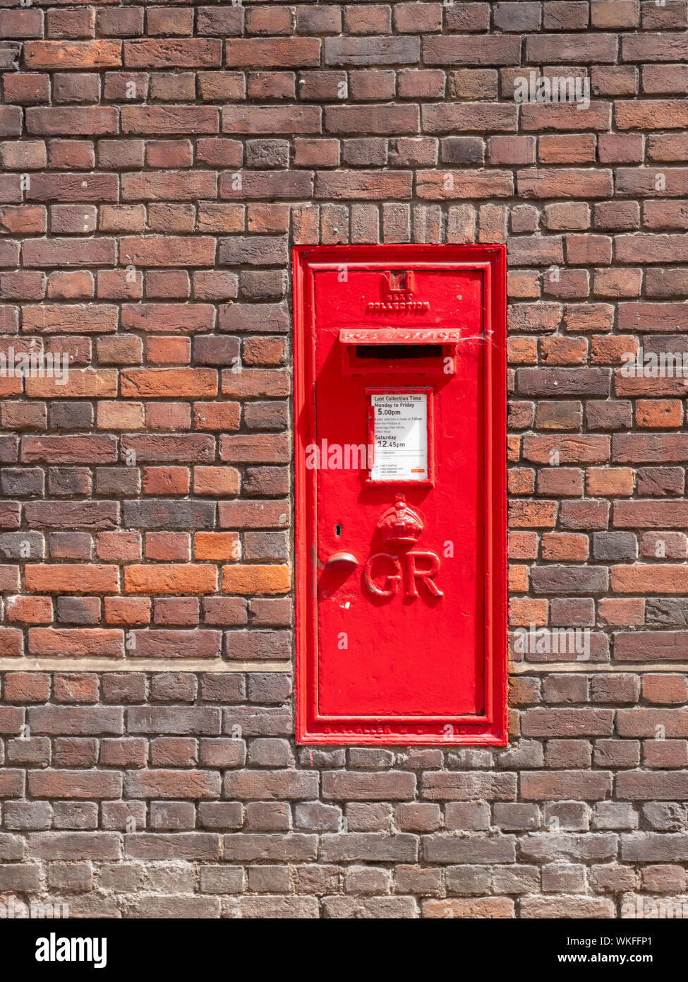 Un vieux GR red post box ou mail box set dans un mur de brique à Cambridge UK Banque D'Images