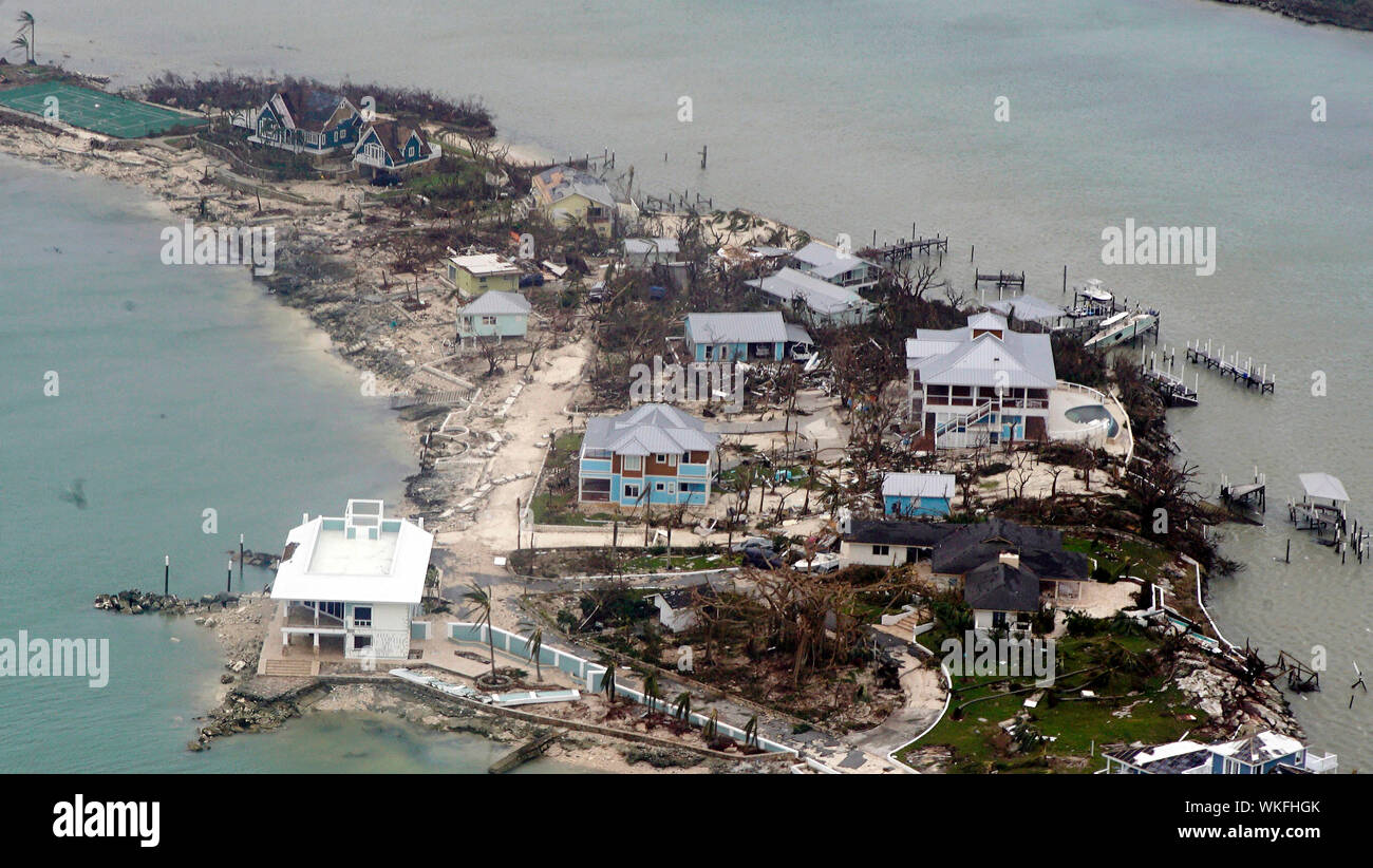 Marsh Harbour, Abaco, Bahamas. 03 Septembre, 2019. Avis de destruction totale vu à partir d'une garde côtière des États-Unis C-130 à la suite du cyclone Dorian le 3 septembre, 2019 à Marsh Harbour, Abaco, Bahamas. Dorian a frappé la petite nation insulaire comme une tempête de catégorie 5 avec des vents de 185 mph. Crédit : Adam Stanton et la USCG/Alamy Live News Banque D'Images