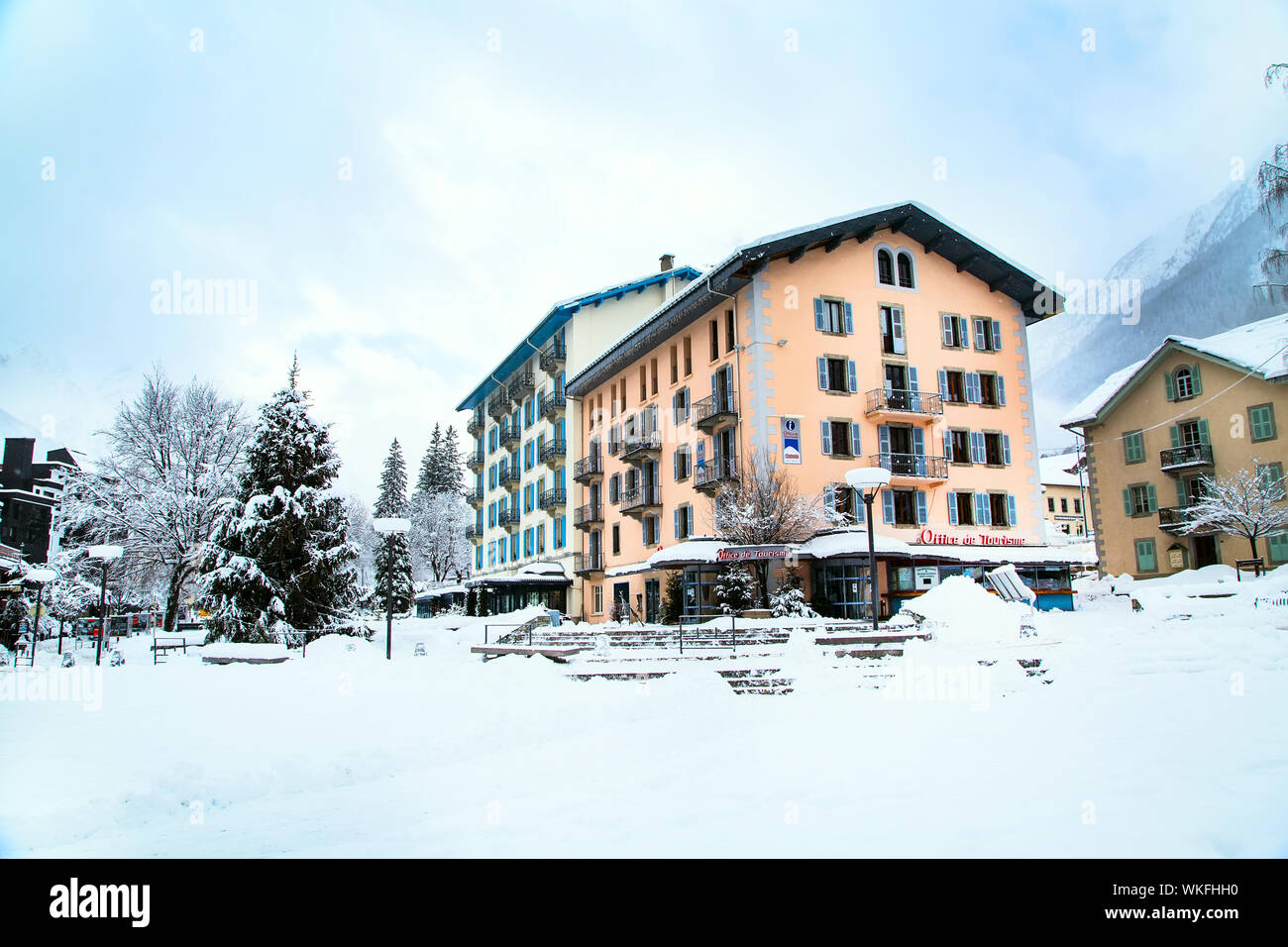 Chamonix, France - 30 janvier 2015 : office de tourisme et sur les montagnes de Chamonix, France Banque D'Images