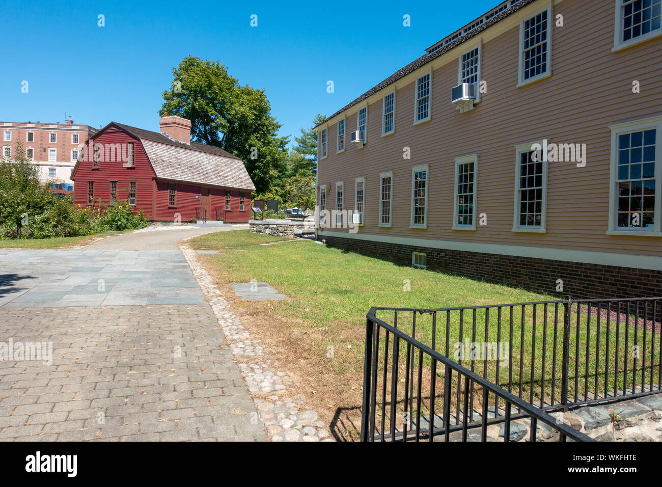 Site historique avec Slater Mill moulin jaune et rouge Sylvanus Brown House à Pawtucket, Rhode Island Banque D'Images