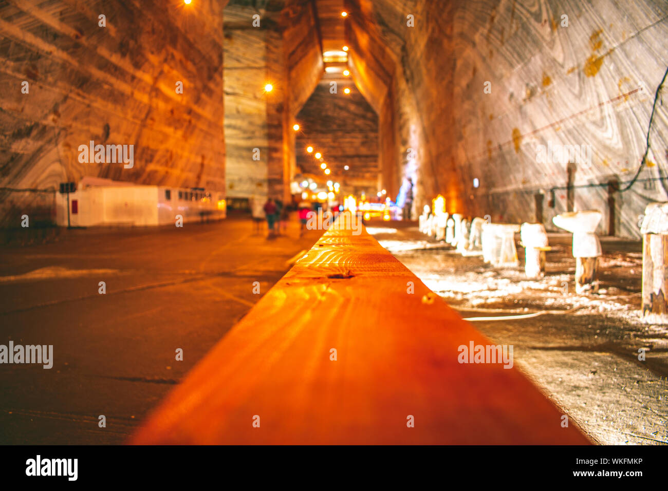 L'intérieur de la mine de sel avec des lumières colorées de la mine de sel d'attraction touristique travel concept lac souterrain de destination Banque D'Images