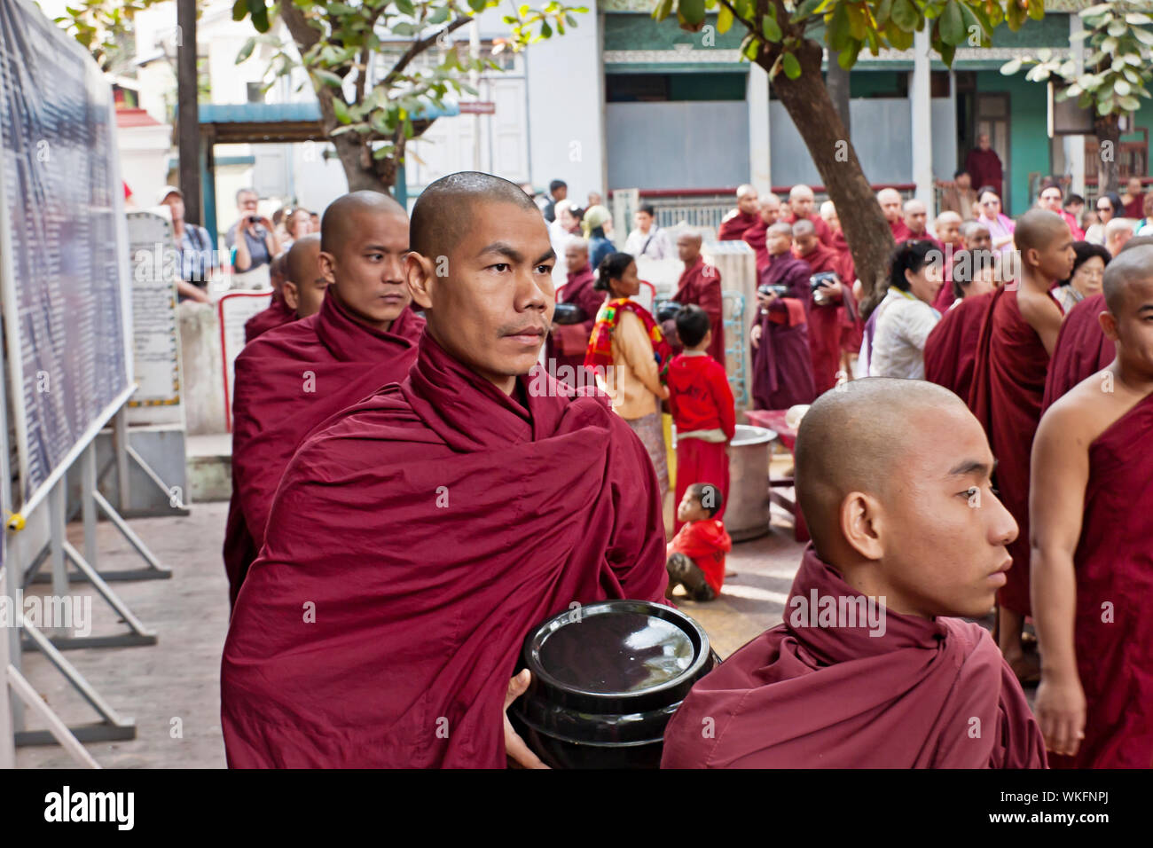 Le plus grand des moines bouddhistes déjeuner dans le monastère Mahagandayon, Mandalay Banque D'Images