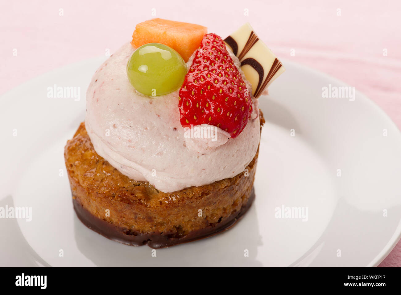 Des Mini Gateau Recouvert De Mousse Cremeuse Et De Fruits Tropicaux Avec Une Gaufrette Au Chocolat Servi Sur Une Plaque Pour Le Dessert Ou L Heure Du The Un Rafraichissement Photo Stock Des Mini Gateau Recouvert De Mousse Cremeuse Et De Fruits Tropicaux Avec Une Gaufrette Au Chocolat Servi Sur Une Plaque Pour Le Dessert Ou L Heure Du The Un Rafraichissement Photo Stock
