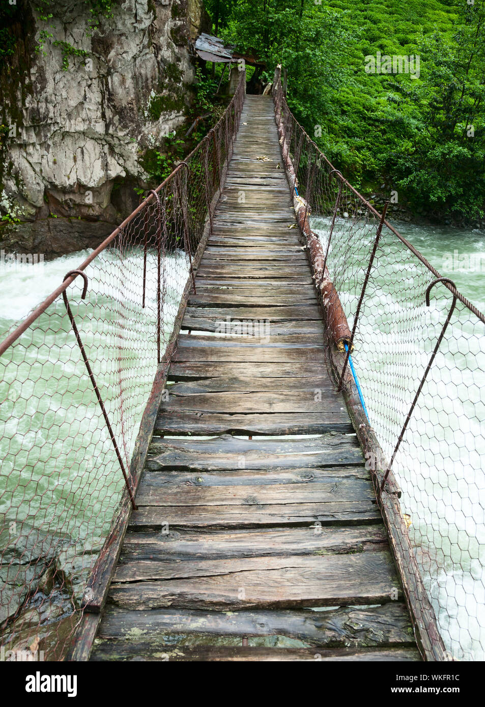 Pied branlant pont au-dessus de l'eau blanc Banque D'Images