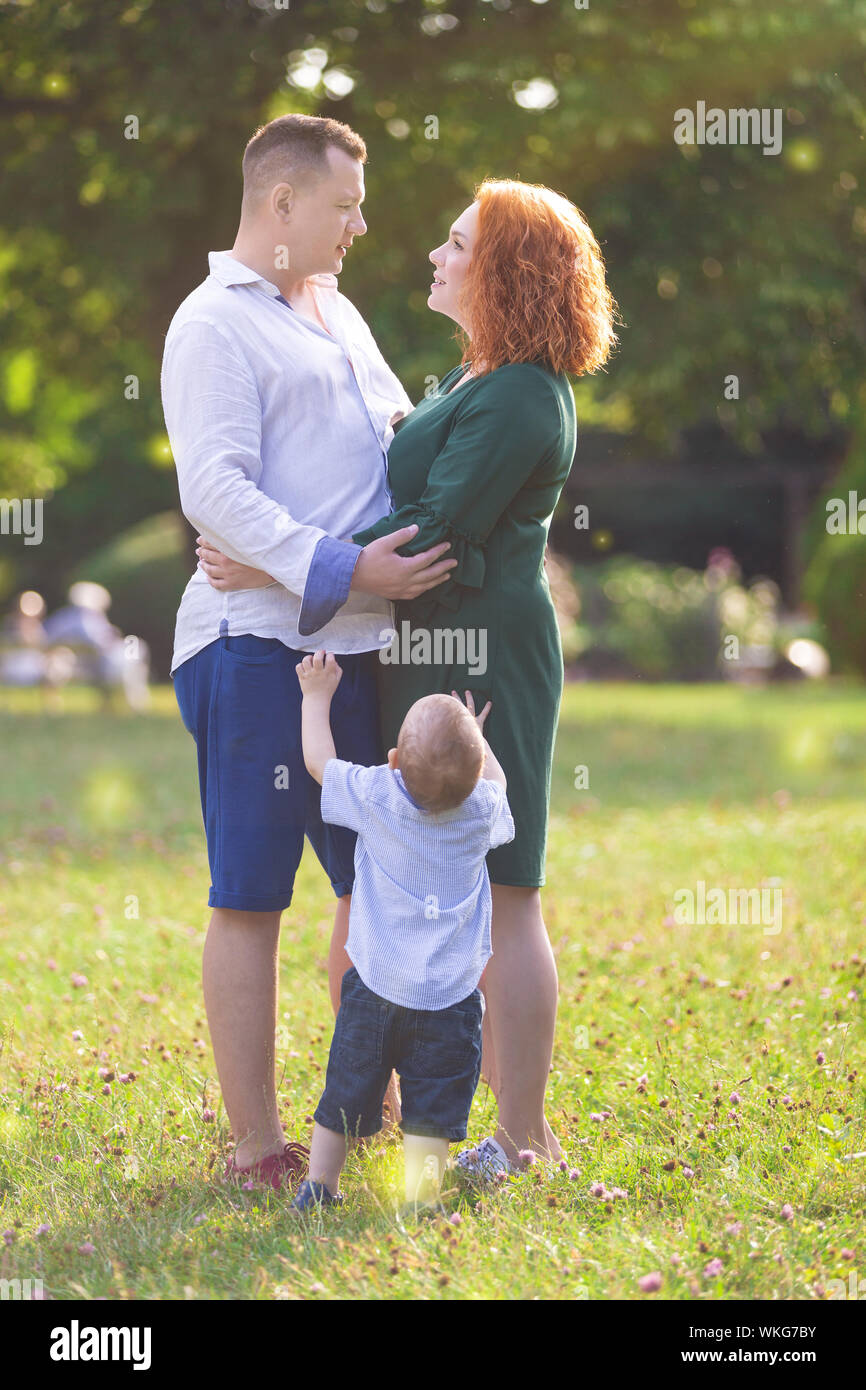 Famille heureuse avec son fils dans le parc Banque D'Images