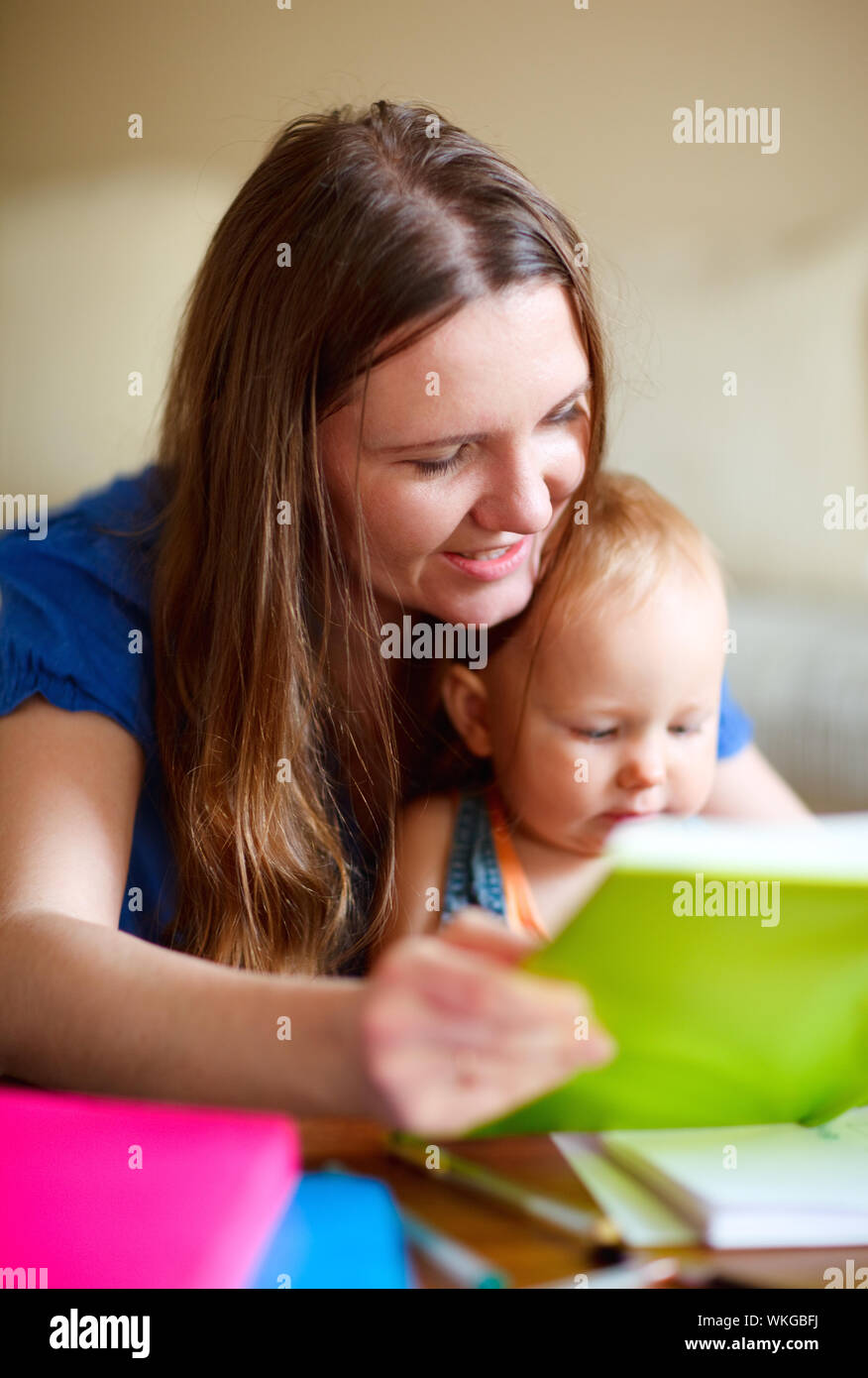 Jeune Mere Et Son Bebe Fille Lire Ensemble Peut Aussi Etre Utilise En Maternelle Garderie Contexte Photo Stock Alamy