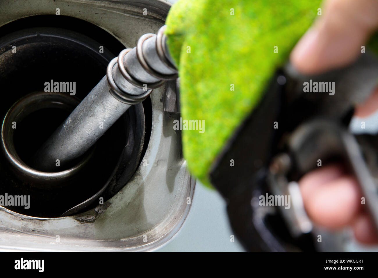 Le pistolet vert,Remplir le réservoir à essence concept Banque D'Images