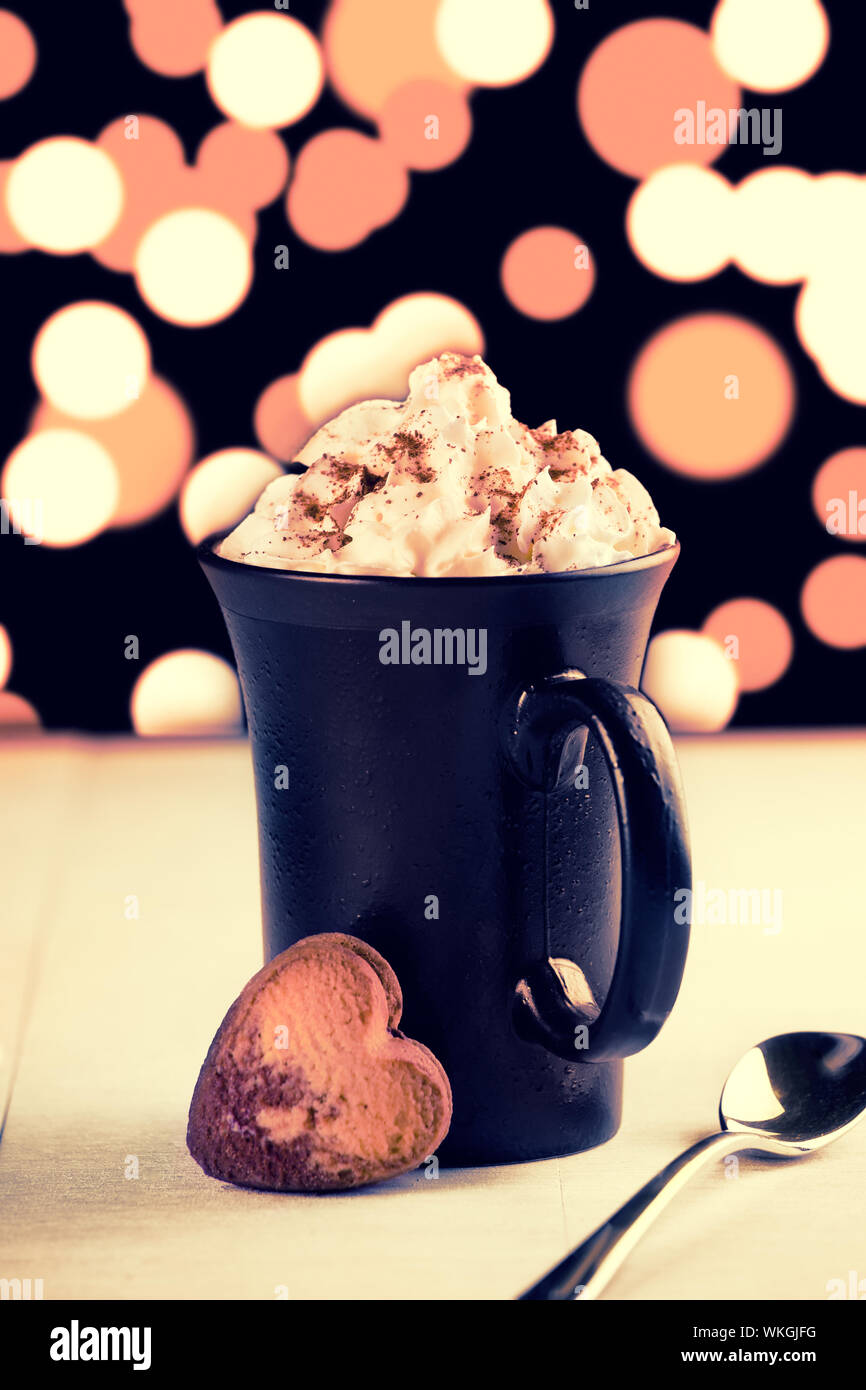 Close up photo d'une tasse de chocolat chaud avec de la crème fouettée Banque D'Images