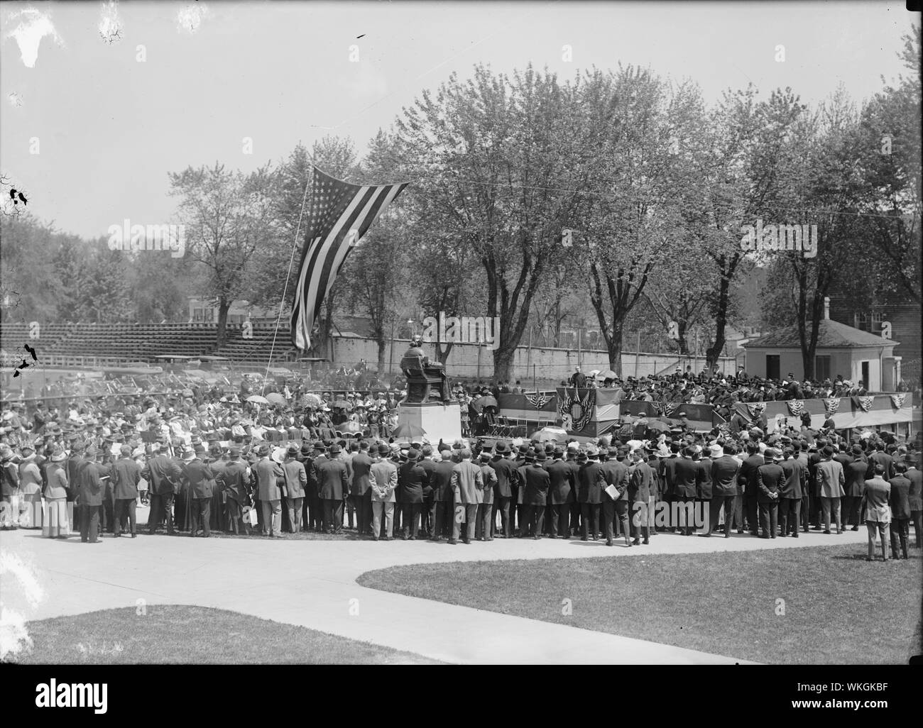 Photographie de la foule entourant la statue Bishop John Carroll à l'Université de Georgetown au cours de son inauguration le 4 mai 1912 Banque D'Images