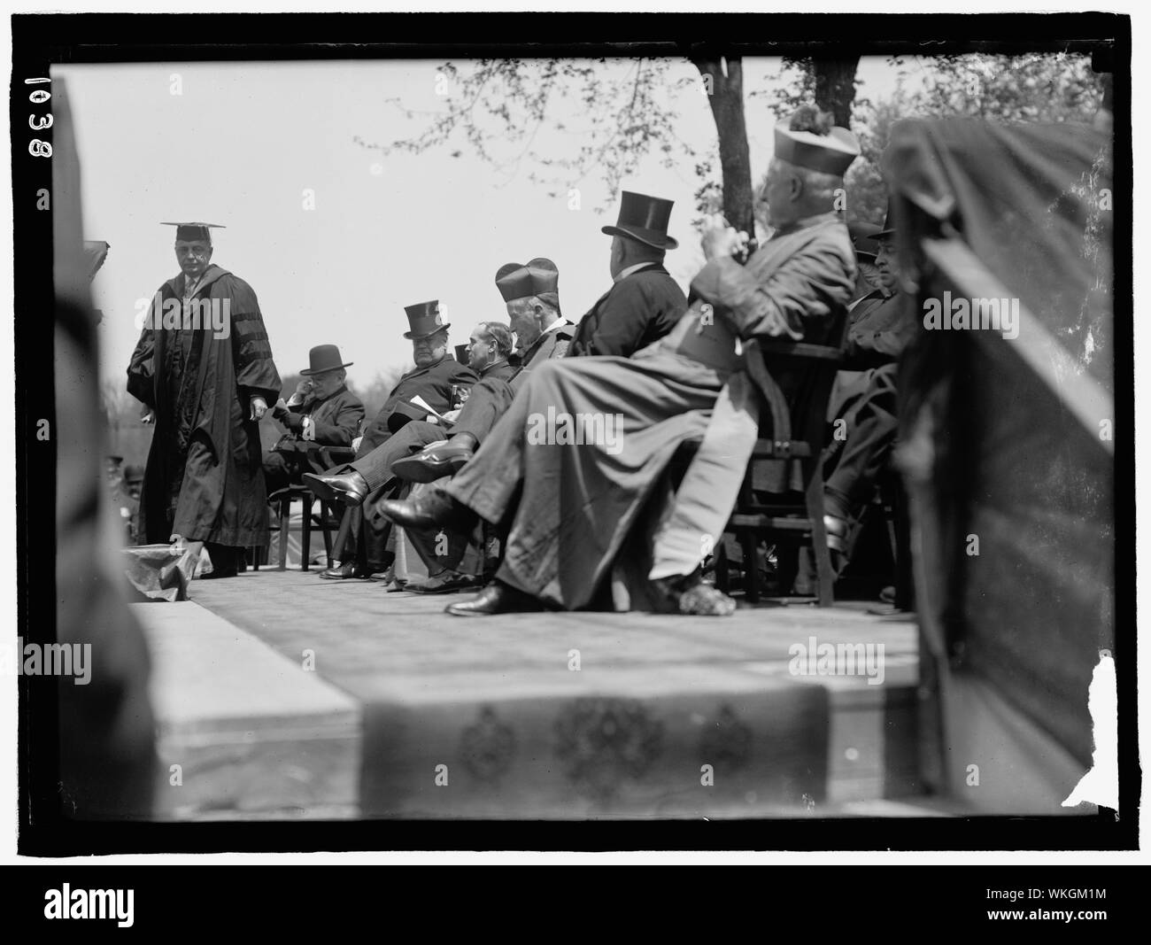 Photographie des dignitaires sur une estrade à l'inauguration de la statue l'évêque John Carroll à l'Université de Georgetown, le 4 mai 1912, y compris le Juge en Chef Edward Douglass White et le Cardinal James Gibbons. Banque D'Images