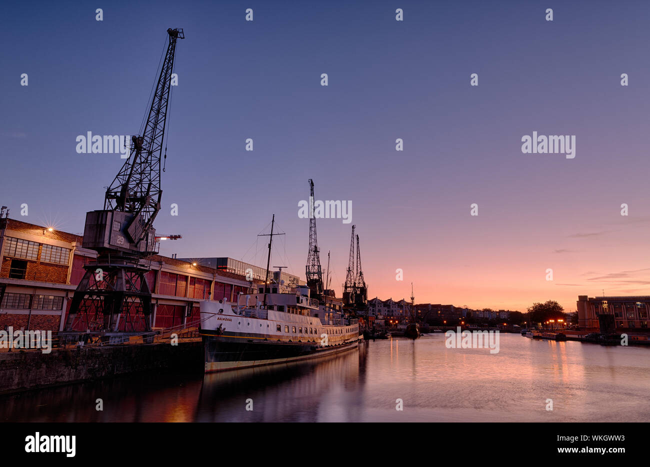 Port flottant du Bristol au coucher du soleil. Dans l'avant-plan, un navire, le Balmoral. À côté de cela sont les M-Shed grues, disparaître les quais. Banque D'Images