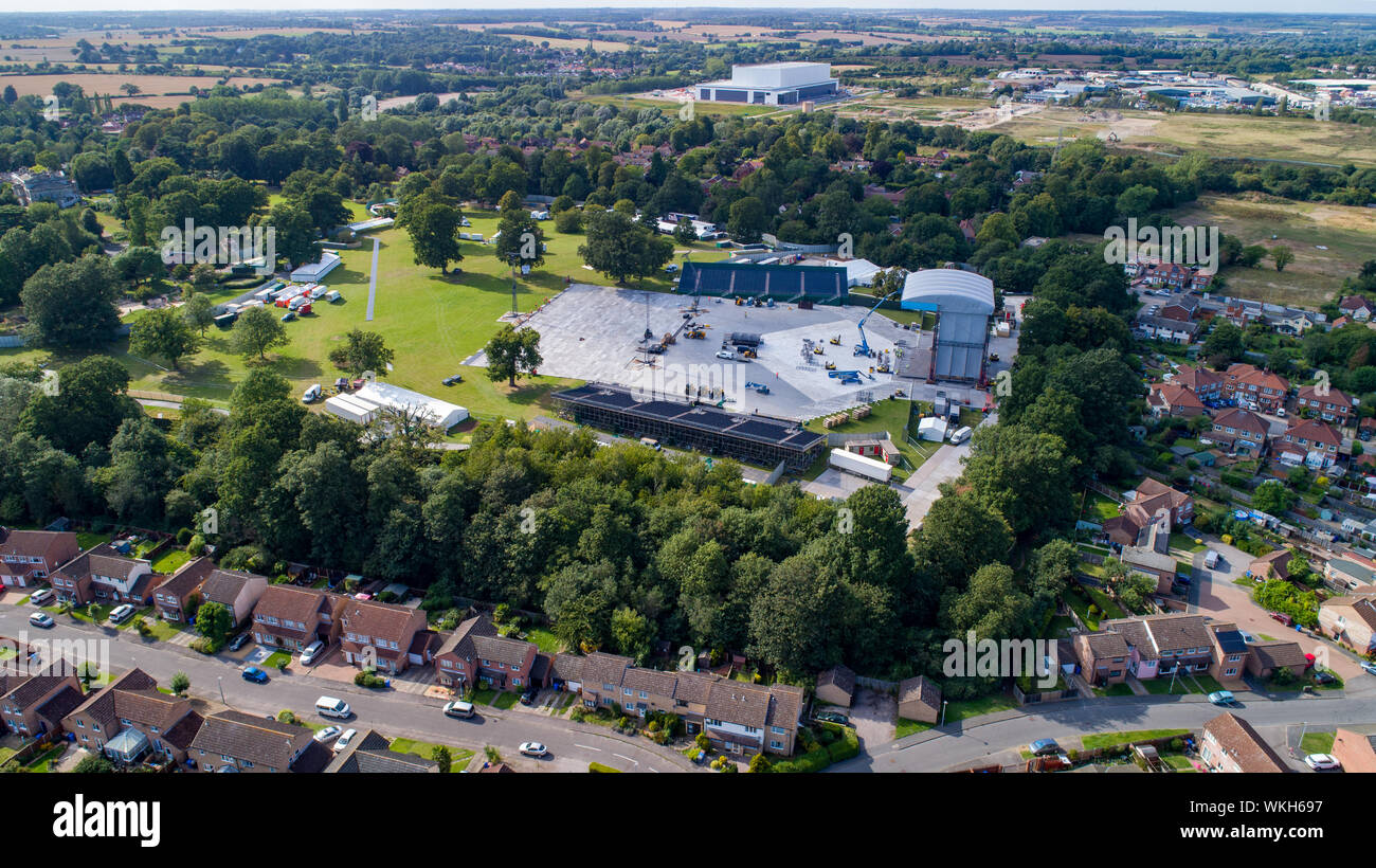 Photo datée du 21 août montre l'étape à Chantry Park à Ipswich, Suffolk, pour l'Ed Sheeran concerts ce week-end qui est très proche de peuples autochtones retour jardins. Ces résidents semblent avoir obtenu le meilleur siège pour l'Ed Sheeran concerts ce week-end à Ipswich. La pop star joue la finale à quatre nuits de diviser son tour à Chantry Park dans sa ville et il semble que ces résidants ont un back-stage pass. L'énorme stade où Ed va recevoir 160 000 fans au cours des quatre nuits (23 à 26) a été construit au fond de leur jardin. La tournée a commencé à diviser Banque D'Images