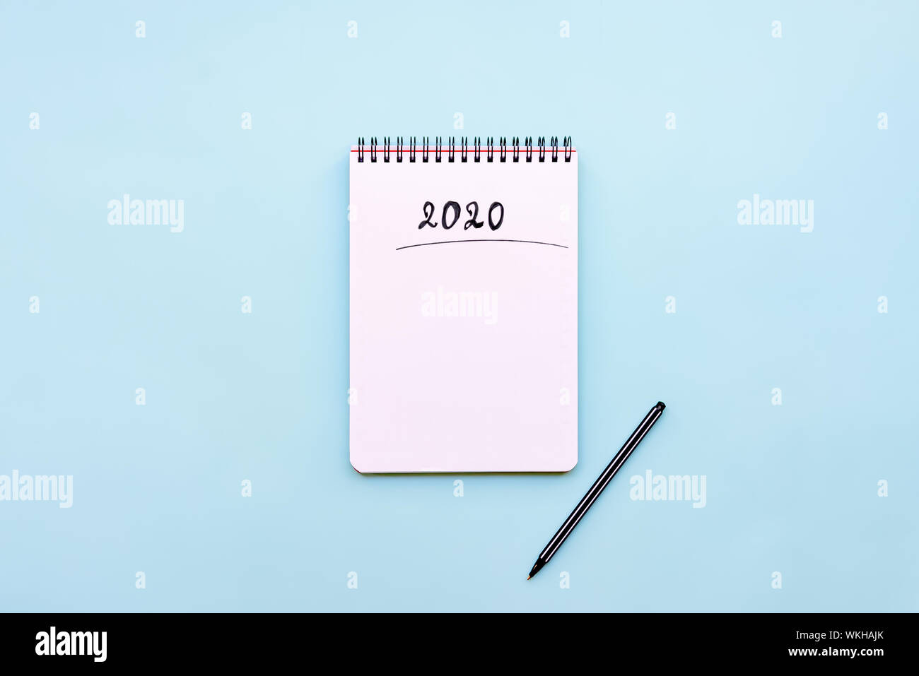 Vue de dessus de l'ordinateur portable vide prêt pour une Nouvelle Année 2020 raboteuse ou liste de souhaits Banque D'Images