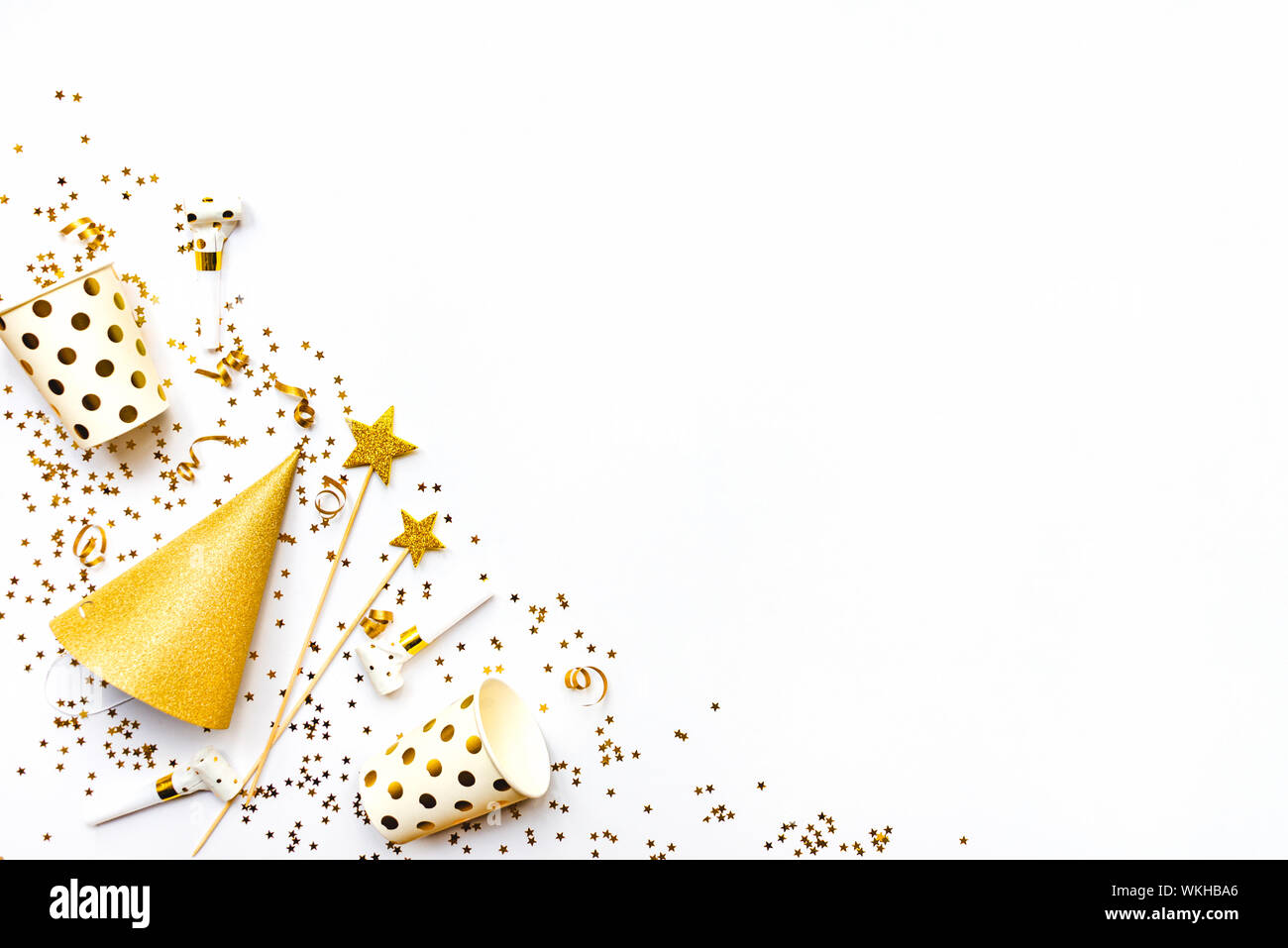 Célébration Contexte - des accessoires dans des couleurs d'or. Copier l'espace. Banque D'Images