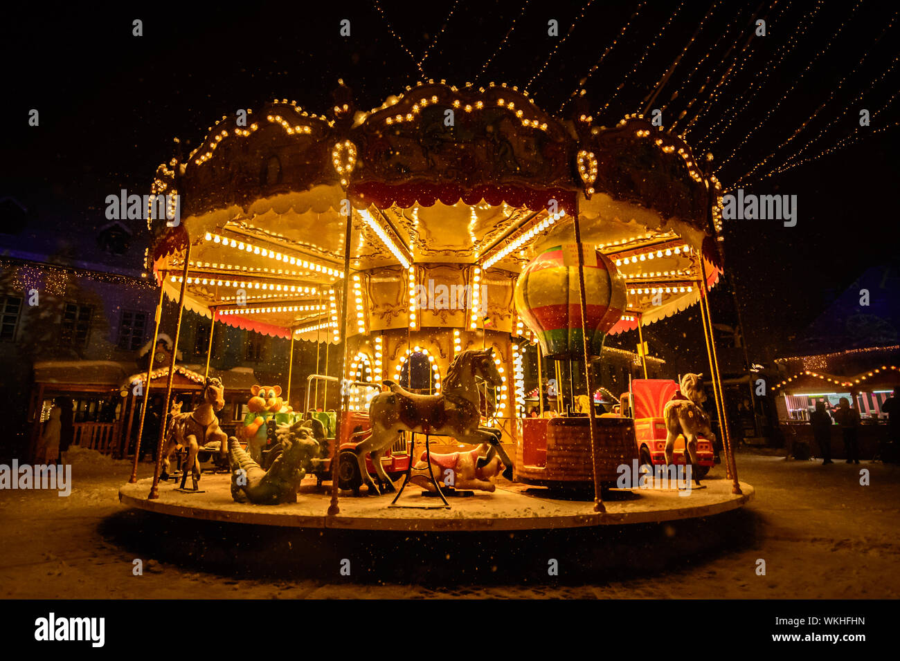 Roumanie, Sibiu, 17 déc. 2018 - Vue de nuit sur le carrousel lumineux dans le parc de loisirs, en hiver alors qu'il neige Banque D'Images