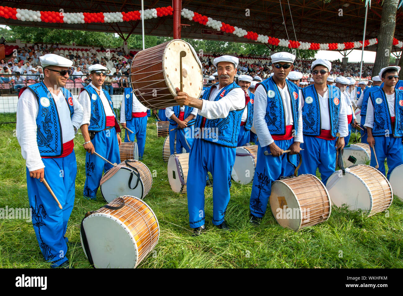 Les musiciens tziganes se préparent à effectuer à l'huile de Kirkpinar Festival turc de lutte à Edirne en Turquie. Banque D'Images
