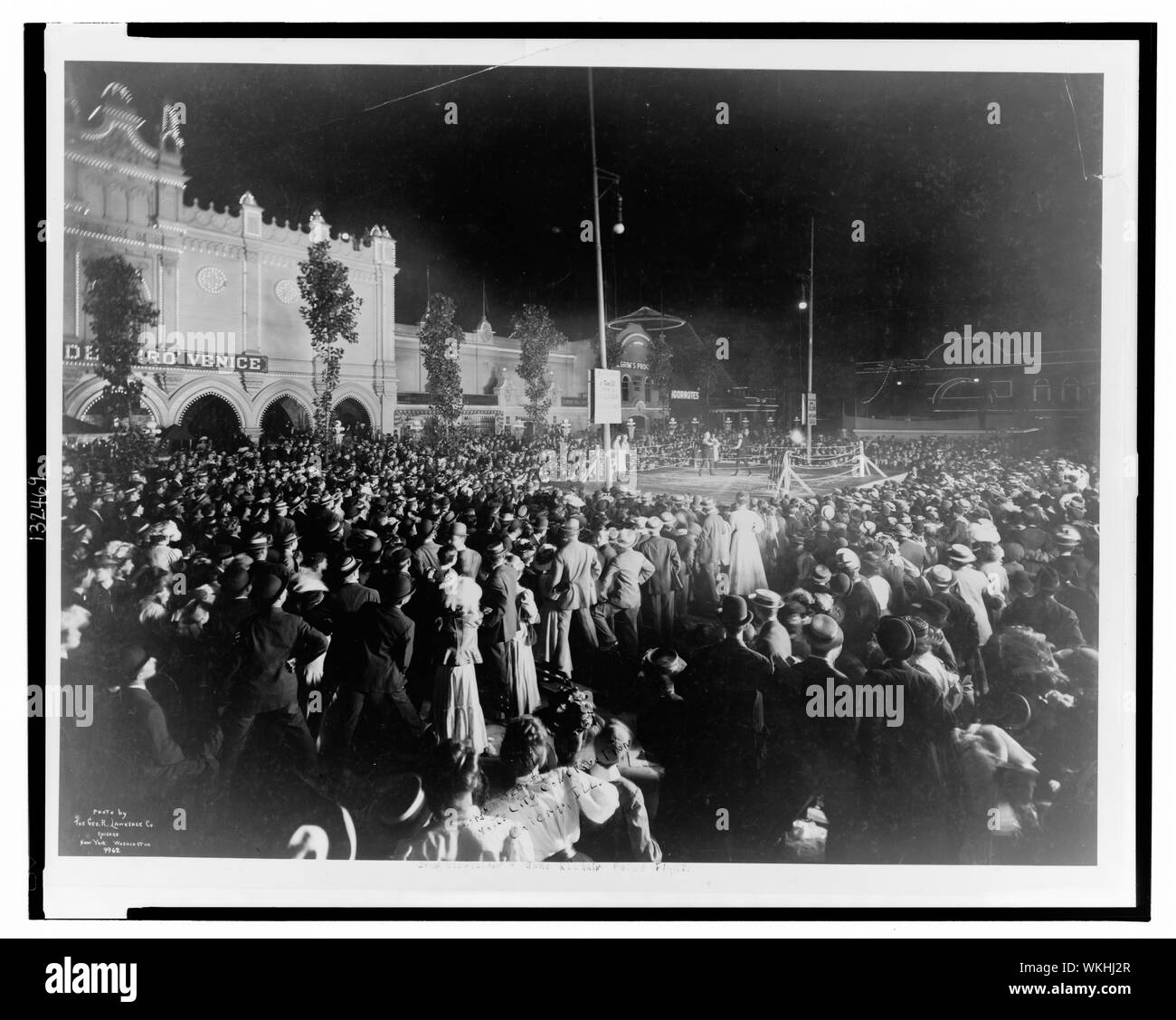 John L. Sullivan et Jake Kilrain prix combat ; photo montre une foule rassemblée pour un match de boxe la nuit, probablement une partie de la tournée de l'exposition 1907 par Sullivan et Kilrain, qui a procédé à la ville blanche en juillet. (Source : Chicago Daily Tribune, afficher votre annonce, le 28 juillet, 1907) Banque D'Images