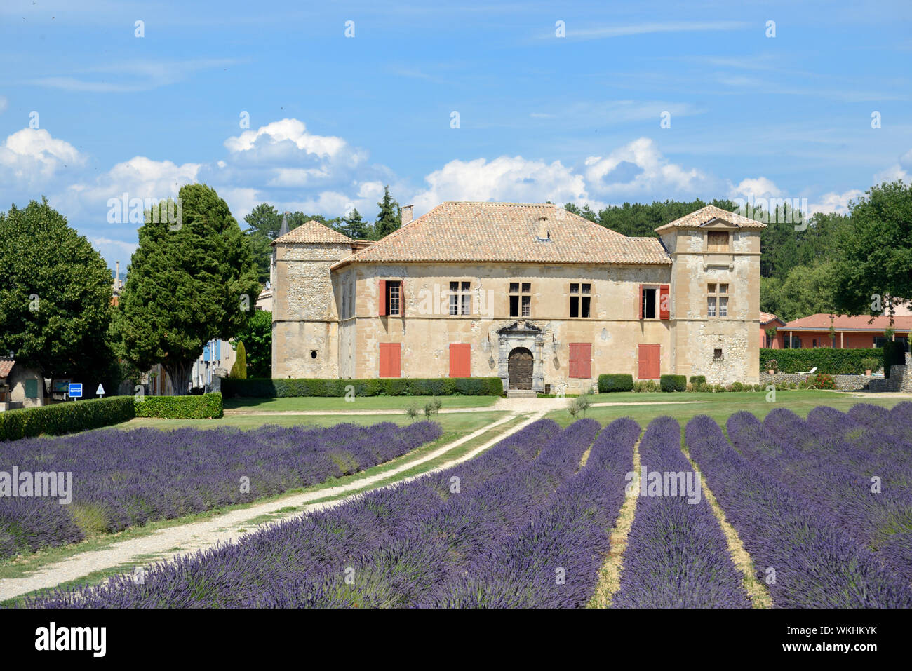 Le Château médiéval de Chaffaud (1634) ou manoir et champ de lavande à Chaffaut-Saint-Jurson Alpes de Haute Provence Provence France Banque D'Images
