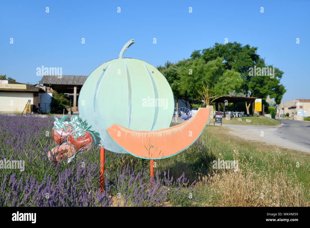 Annonce routière ou l'annonce d'un melon, avec champ de lavande et ferme dans la vallée de l'Asse Alpes de Haute Provence Provence France Banque D'Images