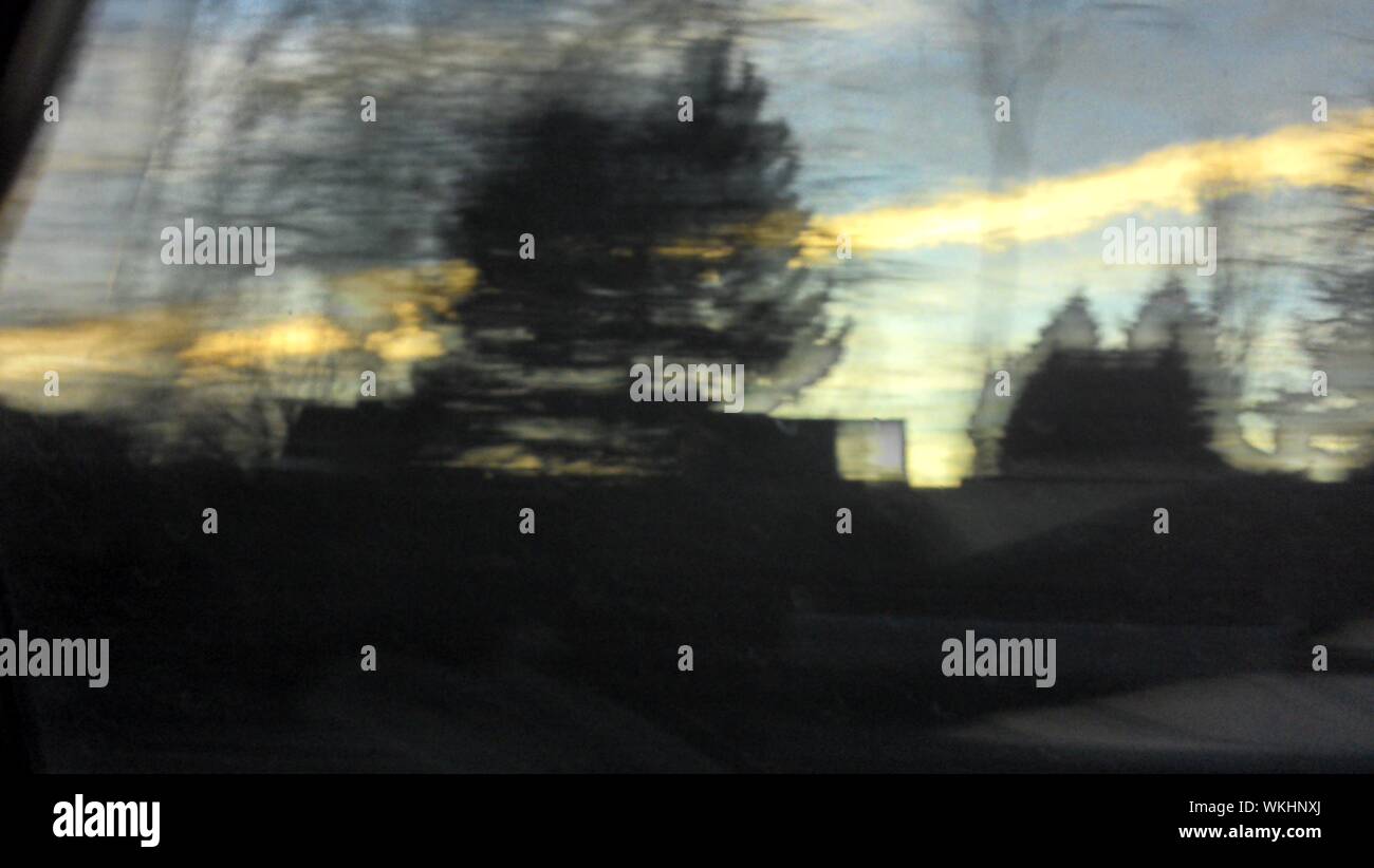 Blurred Motion sur Silhouette arbres vu à travers la fenêtre de voiture Banque D'Images