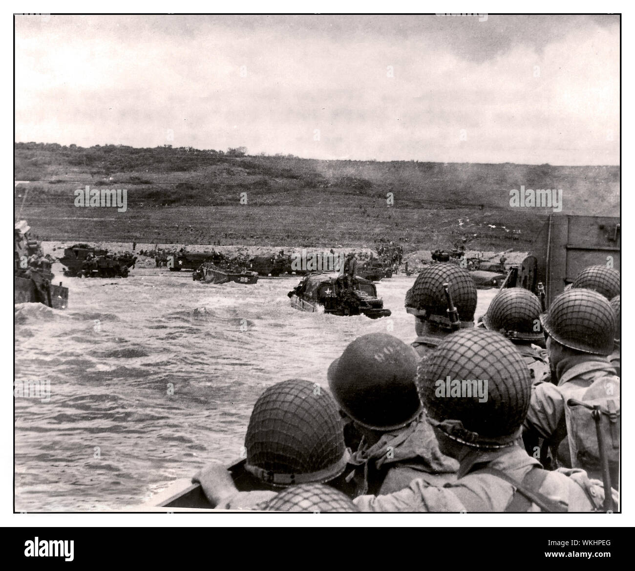 D-Day WW2 GI américain le 6 juin 1944 groupe de soldats dans un pitching landing craft prêt à plage sous le feu par des embrasures de la Wehrmacht nazie en Normandie France lors de l'invasion alliée, le 6 juin 1944. Le long d'une 50 de kilomètres de littoral dans le nord de la France, plus de 160 000 troupes alliées d'assaut Utah Beach et quatre autres plages qui jour de prendre pied dans la région continentale de l'Europe nazie. D'ici la fin de l'invasion du Jour J, plus de 9 000 de ces troupes alliées étaient soit morts ou blessés, la plupart étant américains. La Seconde Guerre mondiale Seconde Guerre mondiale Normandie France Banque D'Images