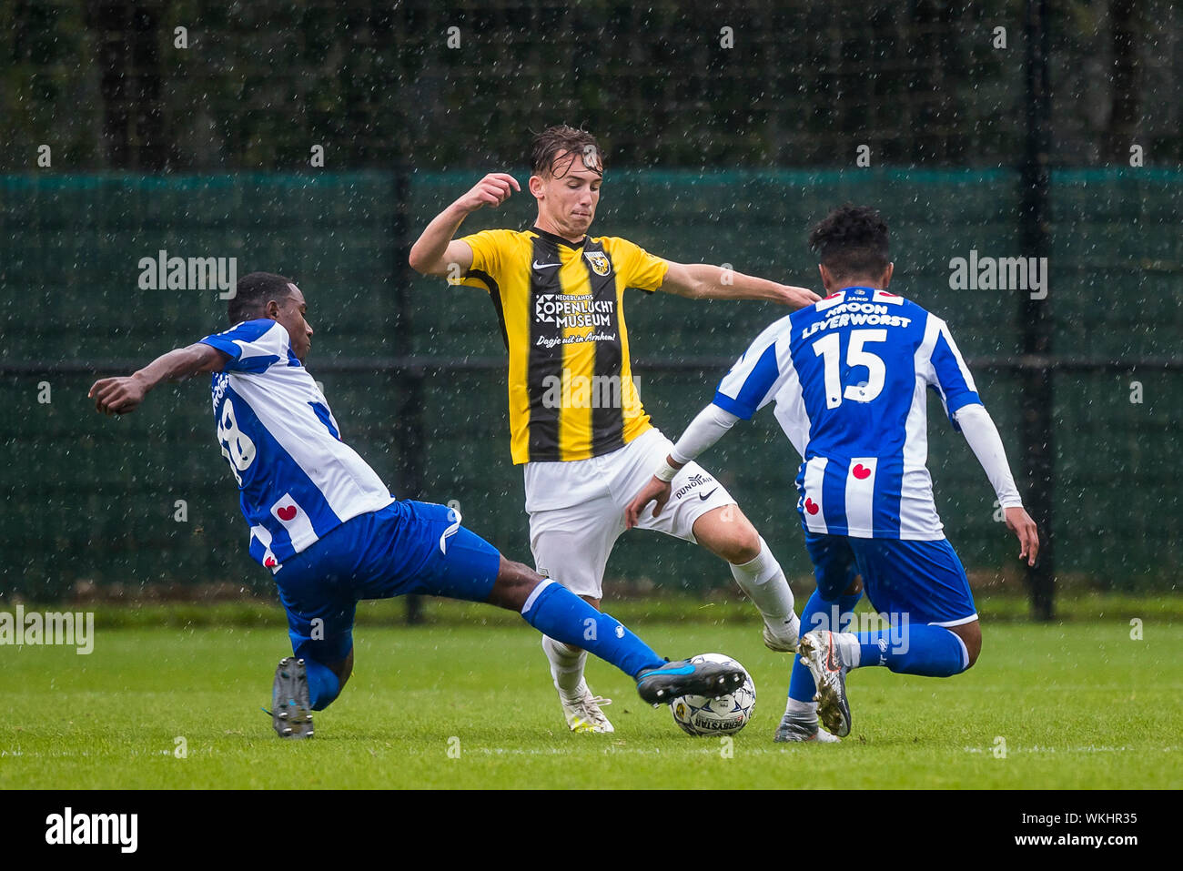 ARNHEM, Vitesse - SC Heerenveen, match amical, 04-09-2019, football, saison 2019-2020, vitesse de formation Papendal, Vitesse dvd Patrick Vroegh (M), joueur Djehnaire Nunmete SC Heerenveen (R), SC Heerenveen player Hamdi Akujobi (L) Banque D'Images