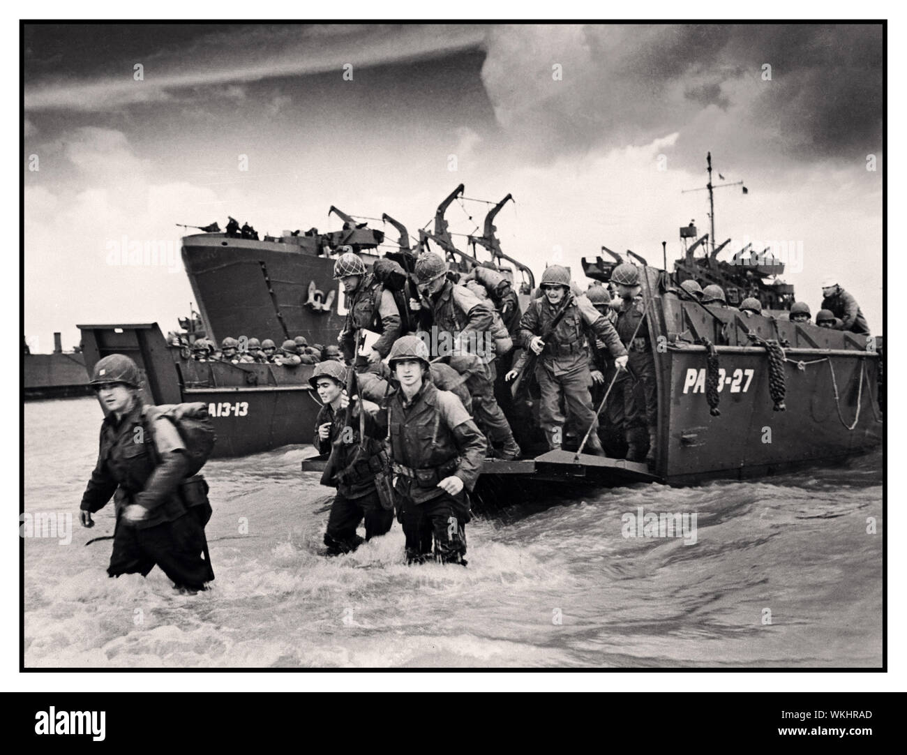 Renforts américains du jour J, la seconde Guerre mondiale arrive sur les plages de Normandie d'une barge d'atterrissage de la Garde côtière dans le surf sur la côte française le 23 juin 1944 deuxième Guerre mondiale. Ils renforceront les unités de combat qui ont assuré la tête de plage normande et se sont réparties vers le nord vers Cherbourg. Banque D'Images