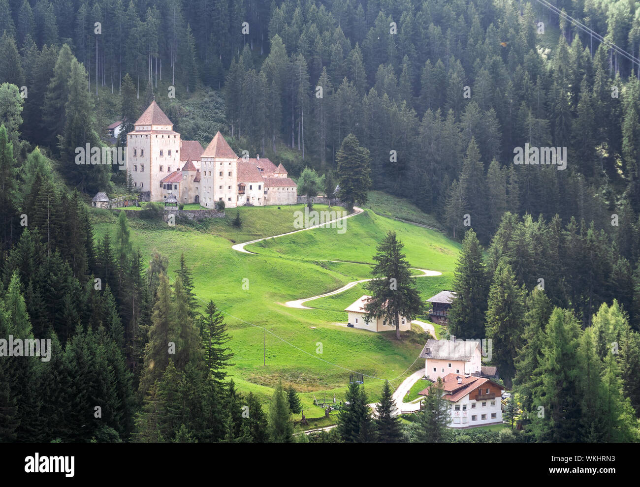 VAL DI GARDENA, ITALIE - 1 septembre 2019 : Le Castel Gardena, près du village de Santa Cristina dans l'Alto Adige, le Tyrol du Sud. Château en été. Banque D'Images