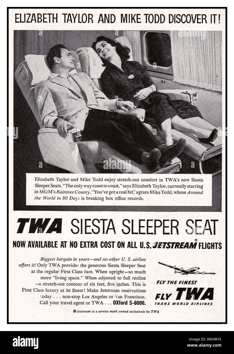 La compagnie aérienne TWA 1950 Vintage Publicité Presse Trans World Airlines (TWA) annonce en presse magazine Playbill Publicité Question 10 février 1958, mettant en vedette Mike Todd et Elizabeth Taylor découvrir le confort à bord de la compagnie aérienne de neuf sièges couchettes Siesta sur 'Jetstream Vols" Banque D'Images