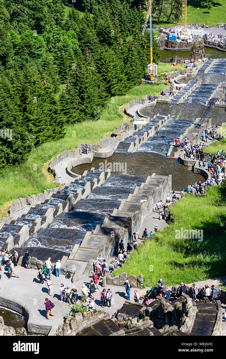 KASSEL, ALLEMAGNE LE 14 JUIN 2017 : jeux d'eau dans le célèbre le parc Bergpark Wilhelmshöhe à Kassel. Banque D'Images