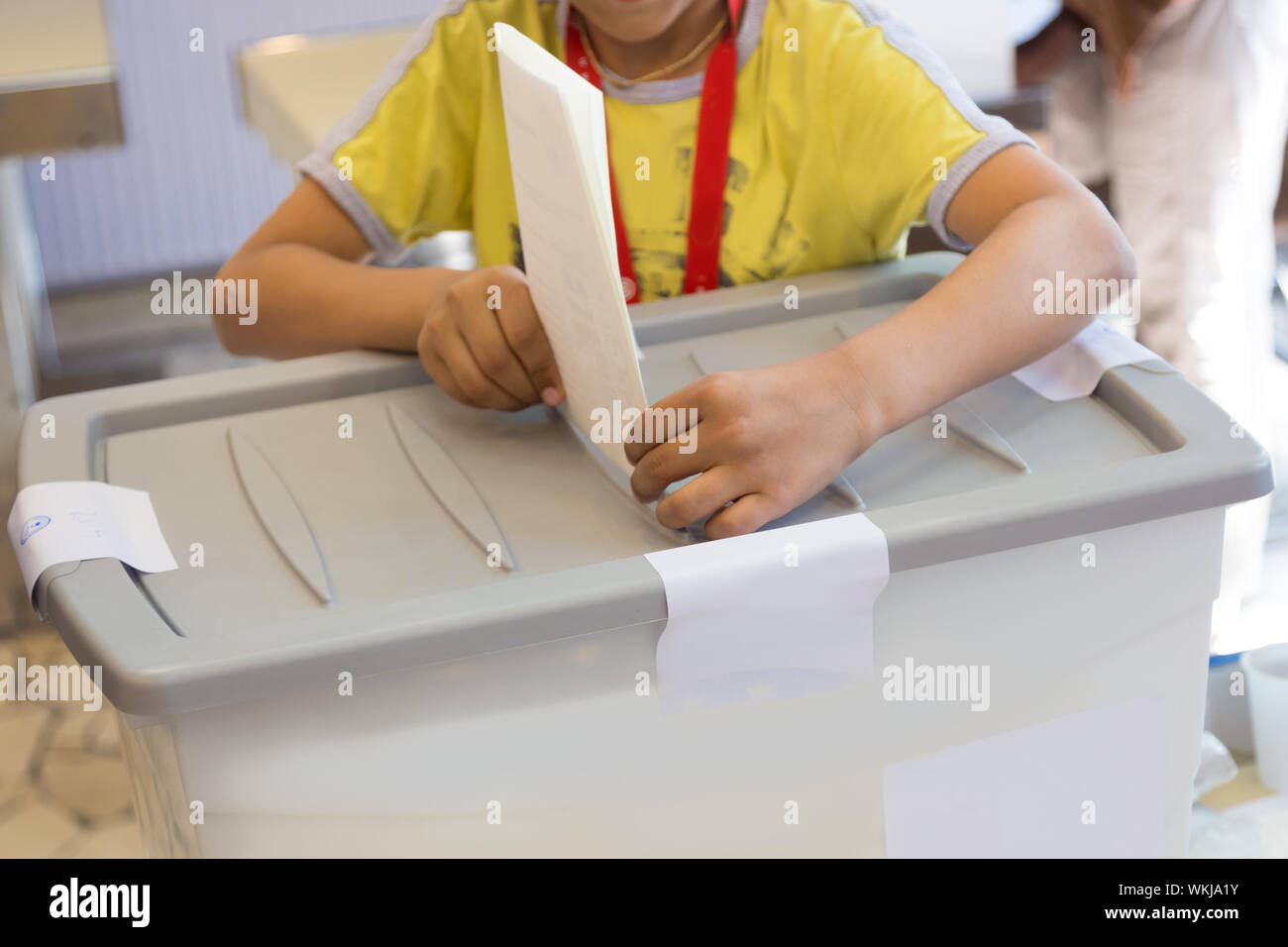 Garçon vote sur élection démocratique. Banque D'Images