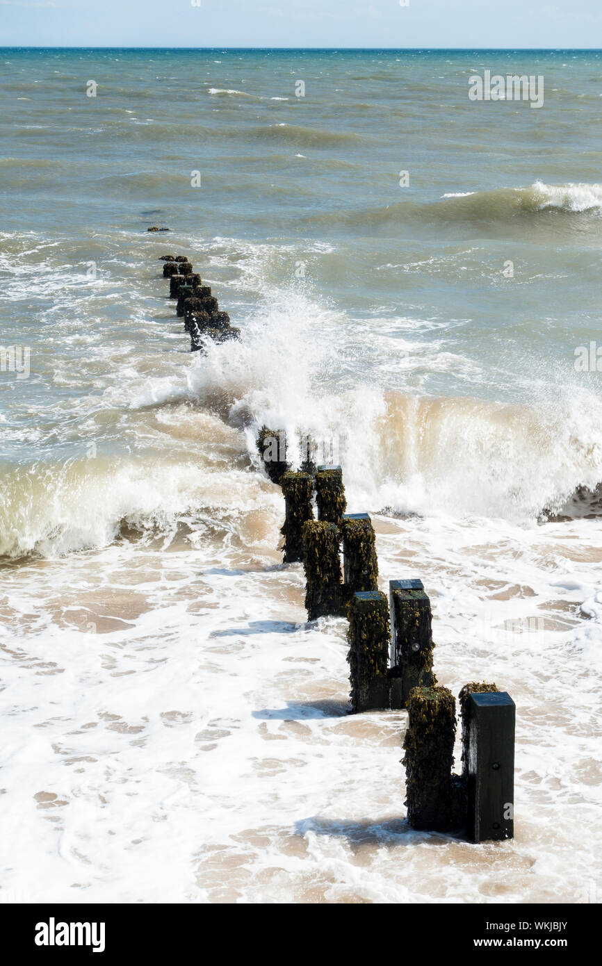 Vagues se brisant sur épi plage de Bridlington East Yorkshire 2019 Banque D'Images