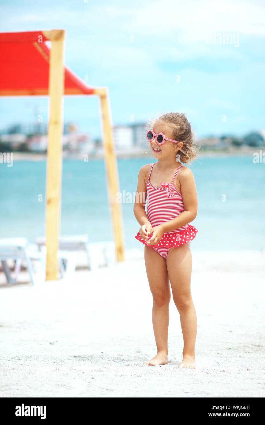 Mode 4 ans enfant portant maillot rouge reposant à la plage en été Photo  Stock - Alamy