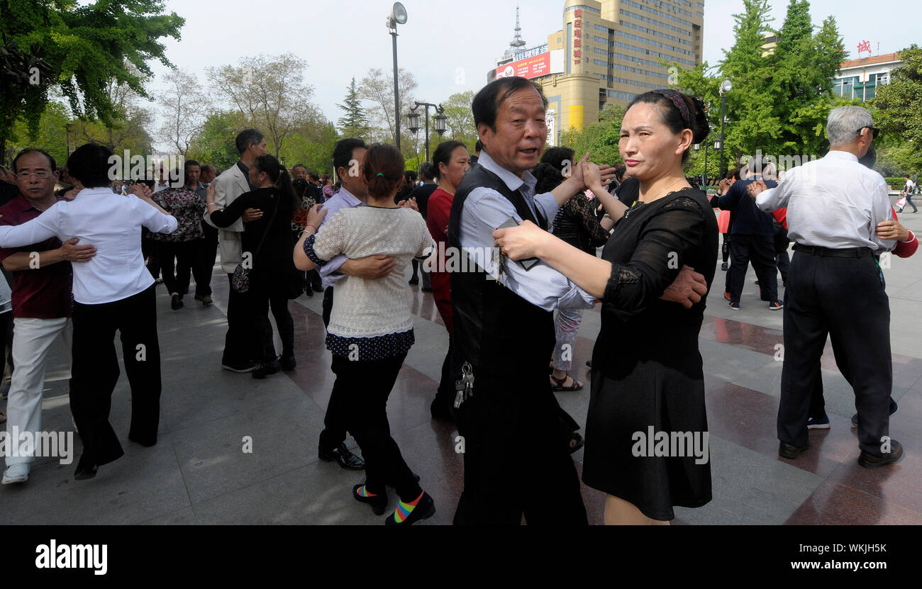 Des couples dansent sur la musique chinoise sur l'accotement dans Louyang, province du Henan en Chine. Luoyang city était autrefois la capitale de neuf dynasties en chinois Banque D'Images