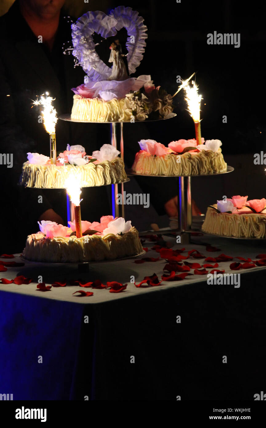 Gateau De Mariage A Plusieurs Niveaux Avec Des Bougies Et Des Feux D Artifice Sur Une Table Photo Stock Alamy Gateau De Mariage A Plusieurs Niveaux Avec Des Bougies Et Des Feux D Artifice Sur Une Table Photo Stock Alamy
