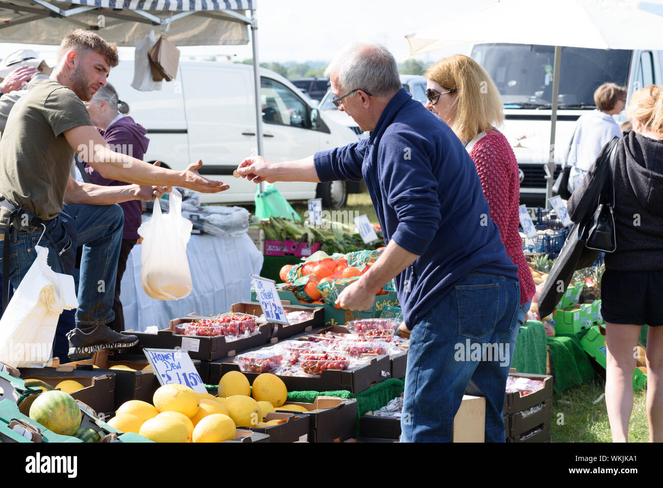 CHELMSFORD, ESSEX/ANGLETERRE - 1ER JUIN 2019 - Les personnes qui désirent visiter le coffre d'une voiture à vendre à Boreham Essex l'achat de fruits et légumes et où ils peuvent aussi acheter c Banque D'Images