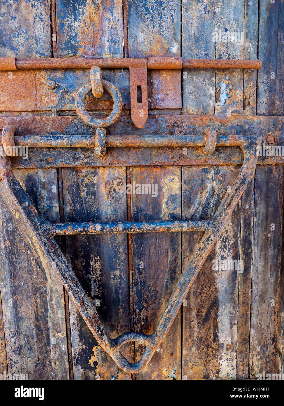 Rustique porte ancienne peinture mouchetée boulons de verrouillage de porte ancienne battu Météo à Fisherman's hut bateau Lanzarote Iles Canaries Espagne Banque D'Images