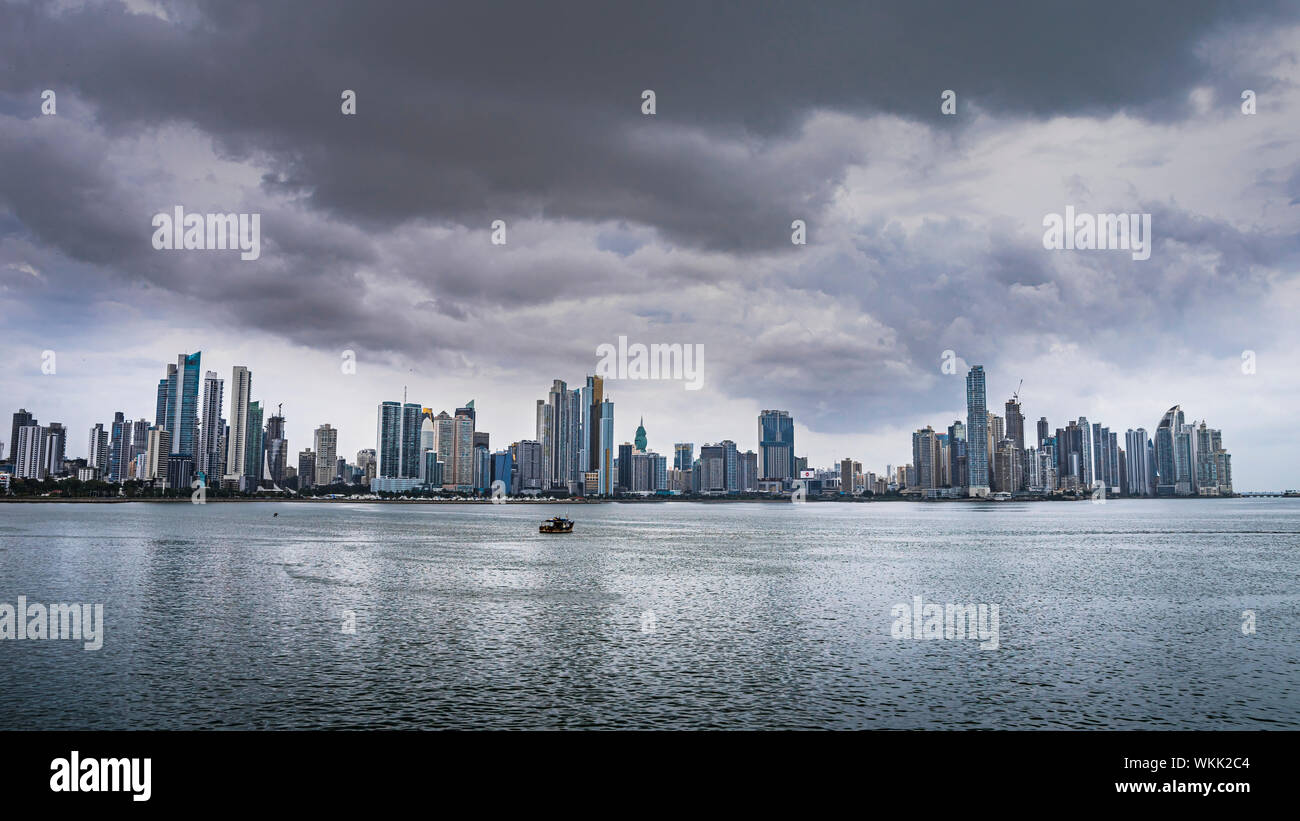 La ville de Panama, Skyline panorama avec de grands gratte-ciel et ciel nuageux Banque D'Images
