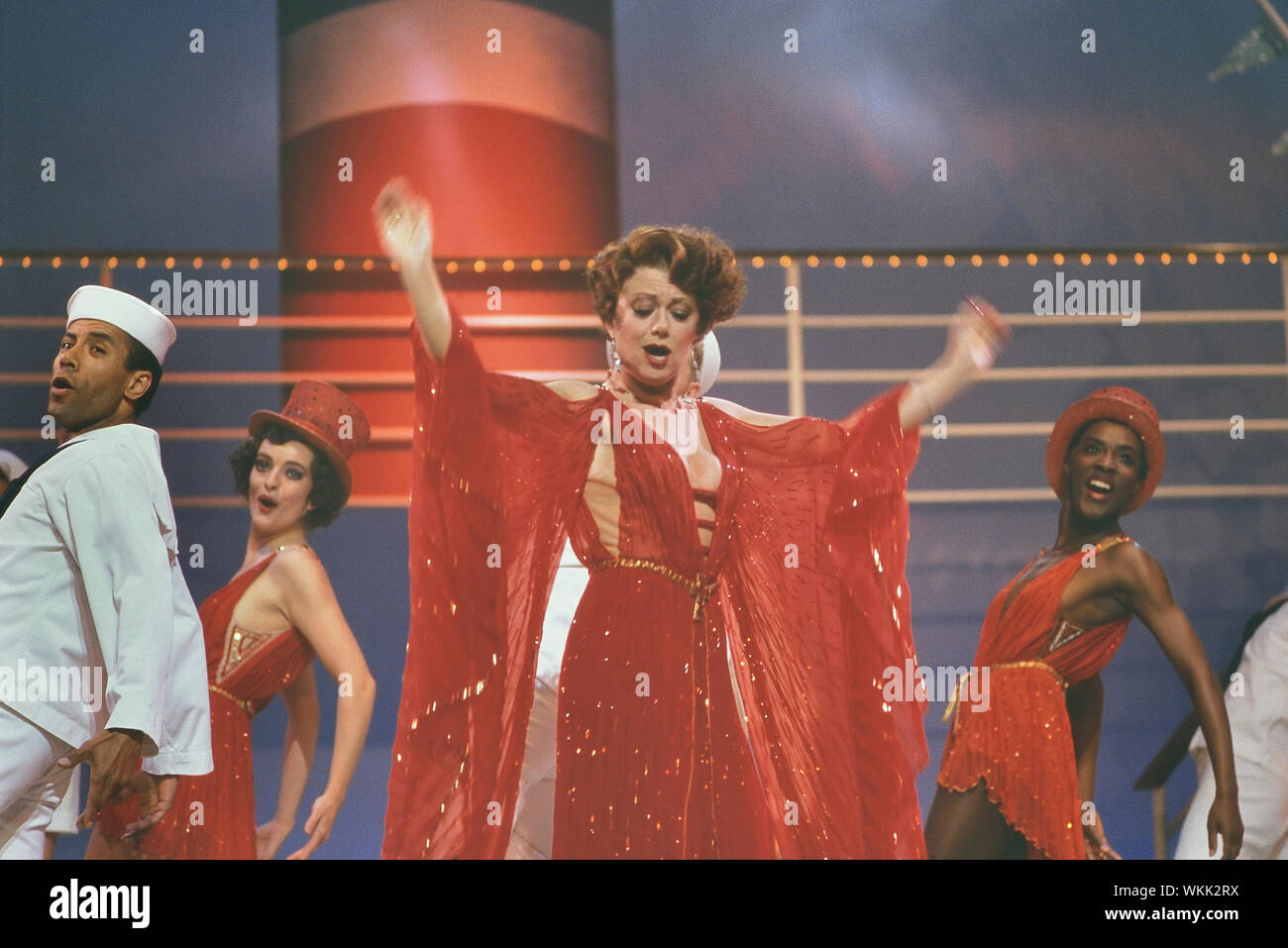 Elaine Paige dans Anything Goes, Prince Edward Theatre, Londres, Angleterre, Royaume-Uni. Circa 1990 Banque D'Images